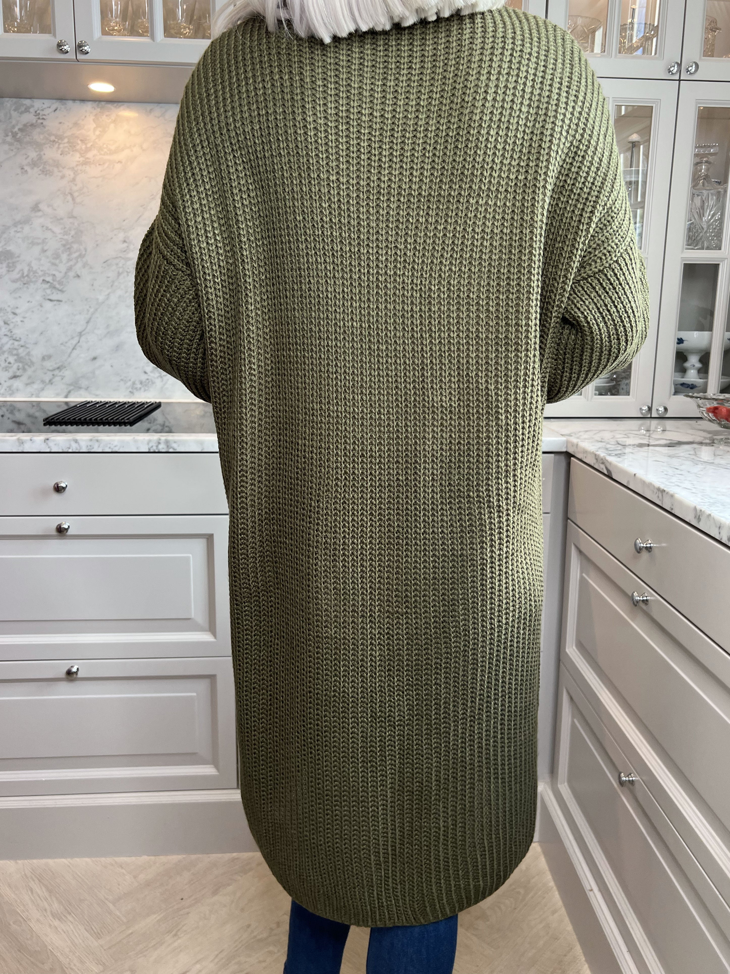 Sally - Stickad plus size kofta med ballongärmar