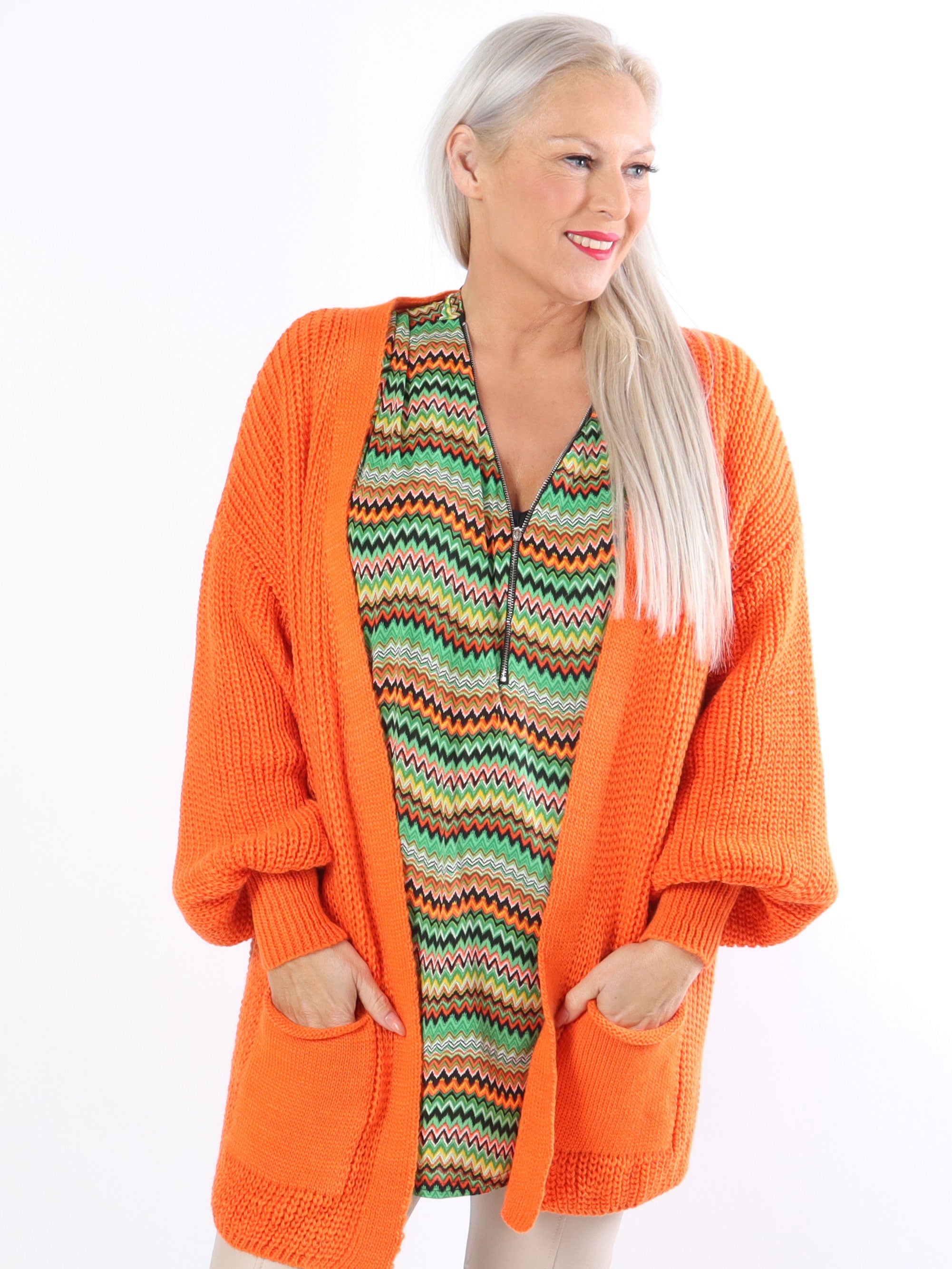 Sally Short - Söt stickad plus size kofta med ballongärmar