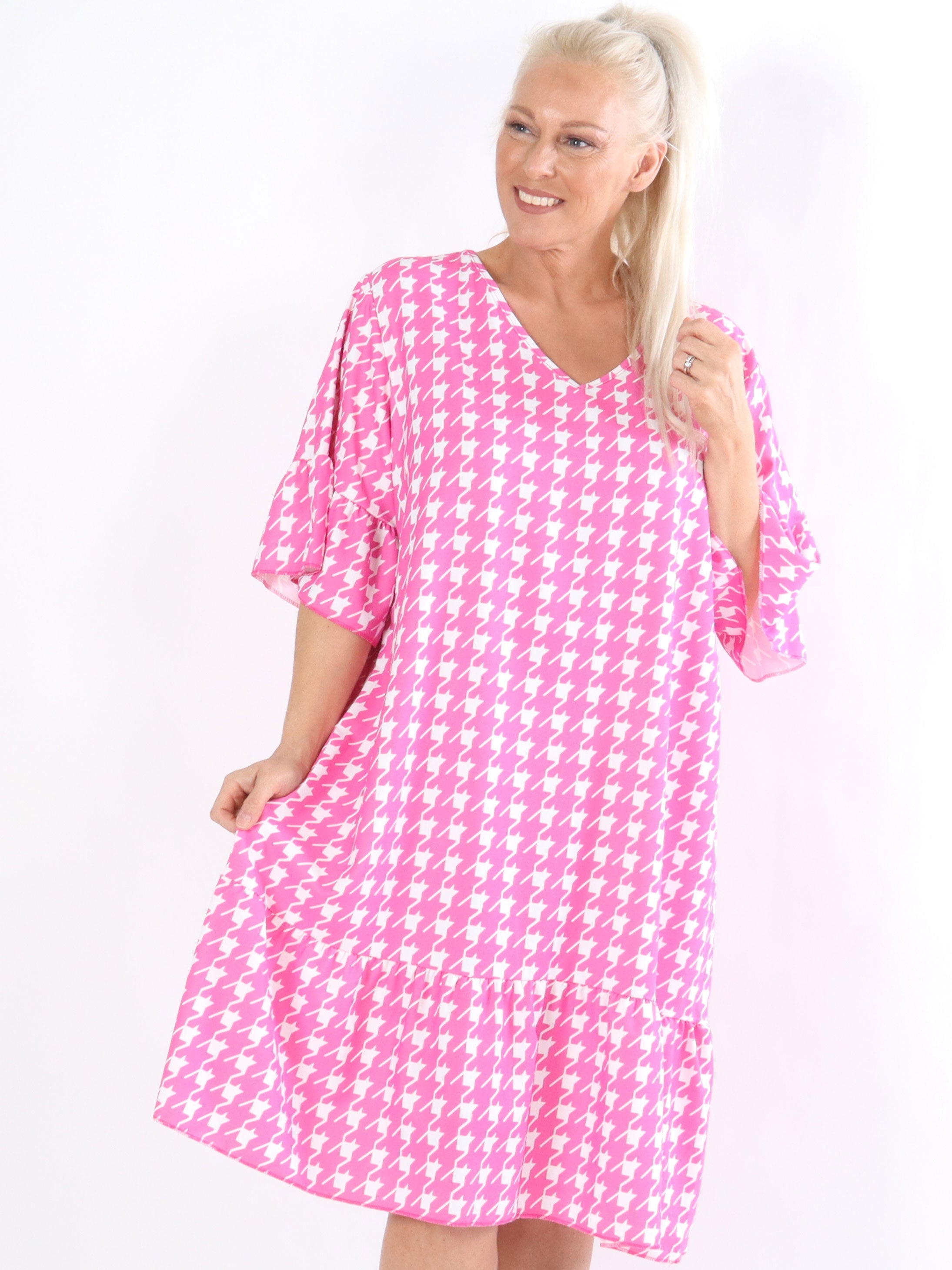 Samantha - Rutig klänning med ruffle kant på ärmen