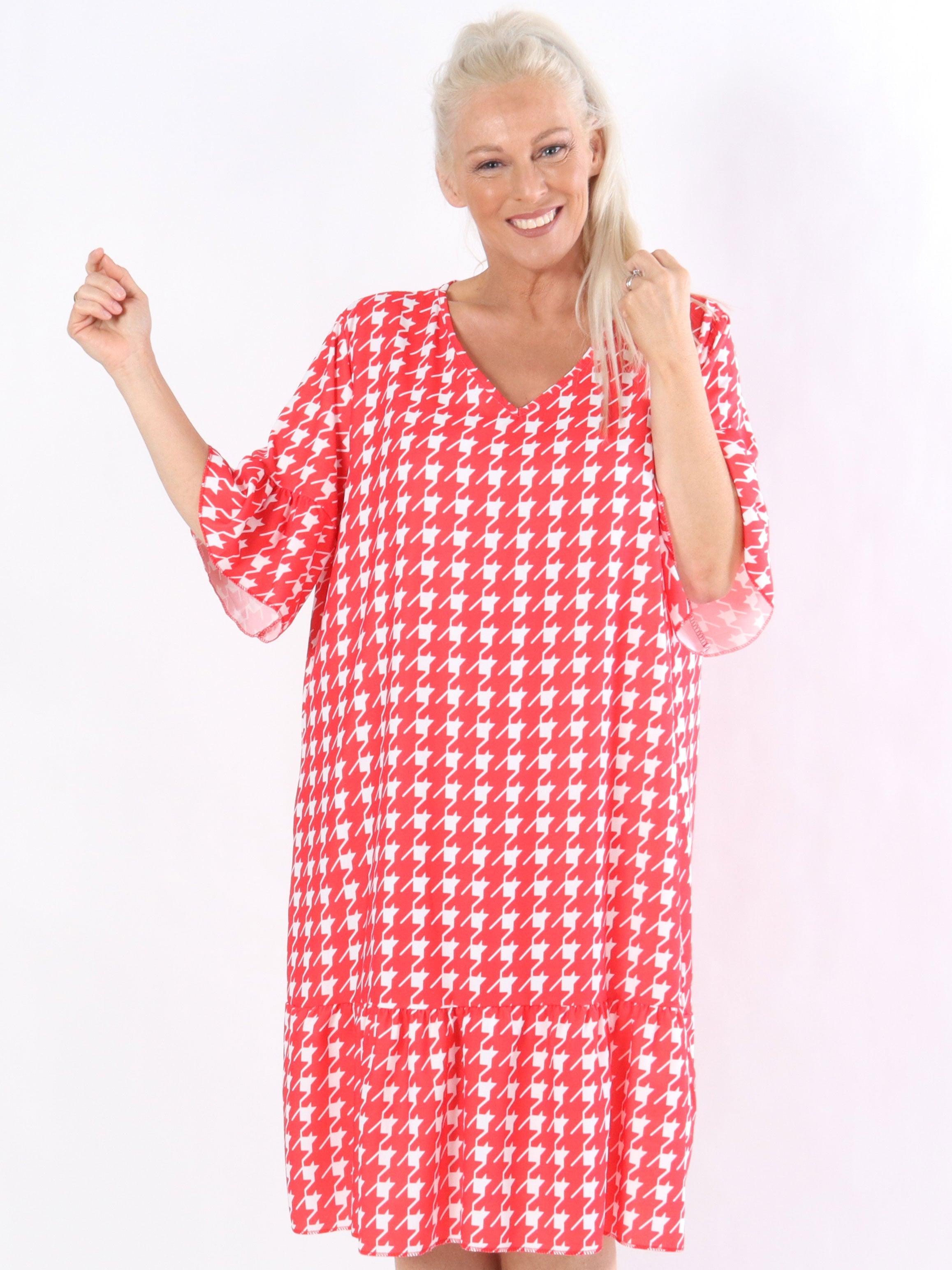 Samantha - Rutig klänning med ruffle kant på ärmen