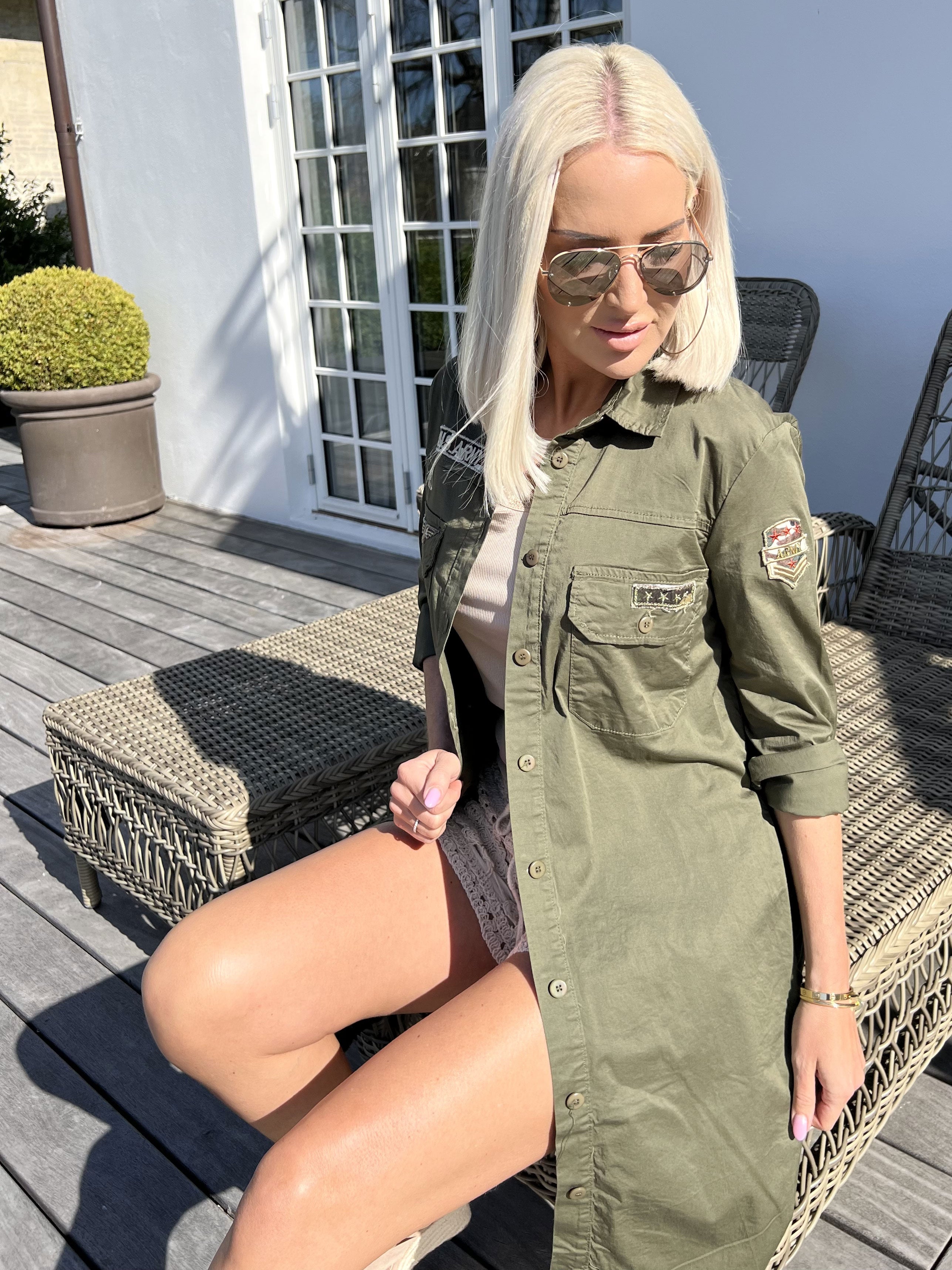 Samara - Armégrön bomullsskjorta i militär look - Army