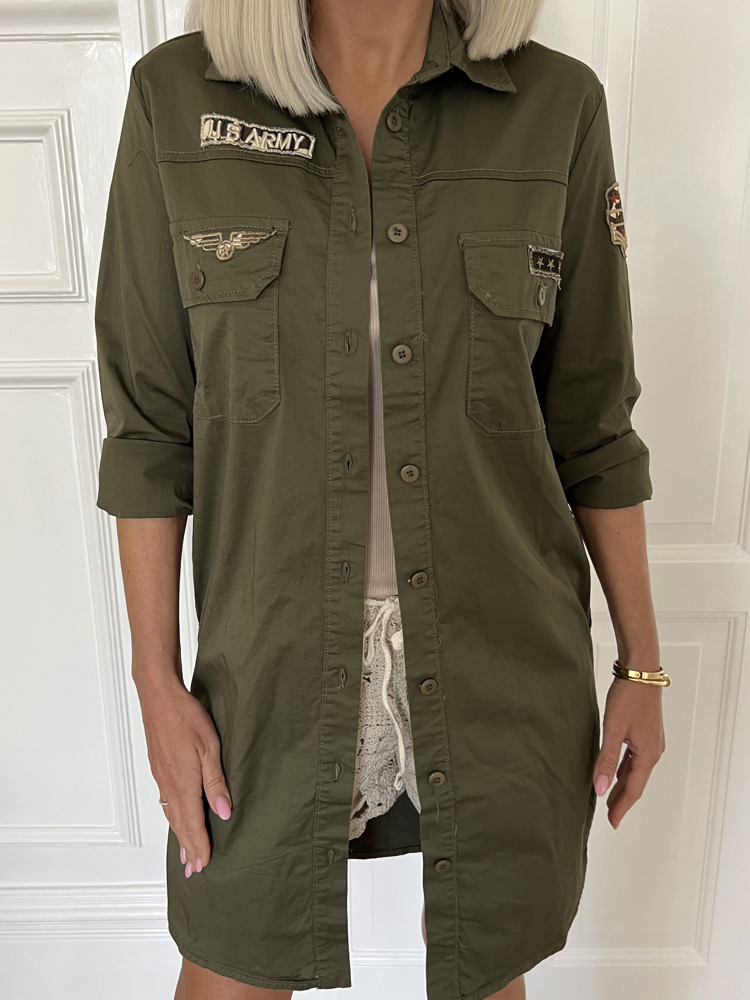 Samara - Armégrön bomullsskjorta i militär look - Army