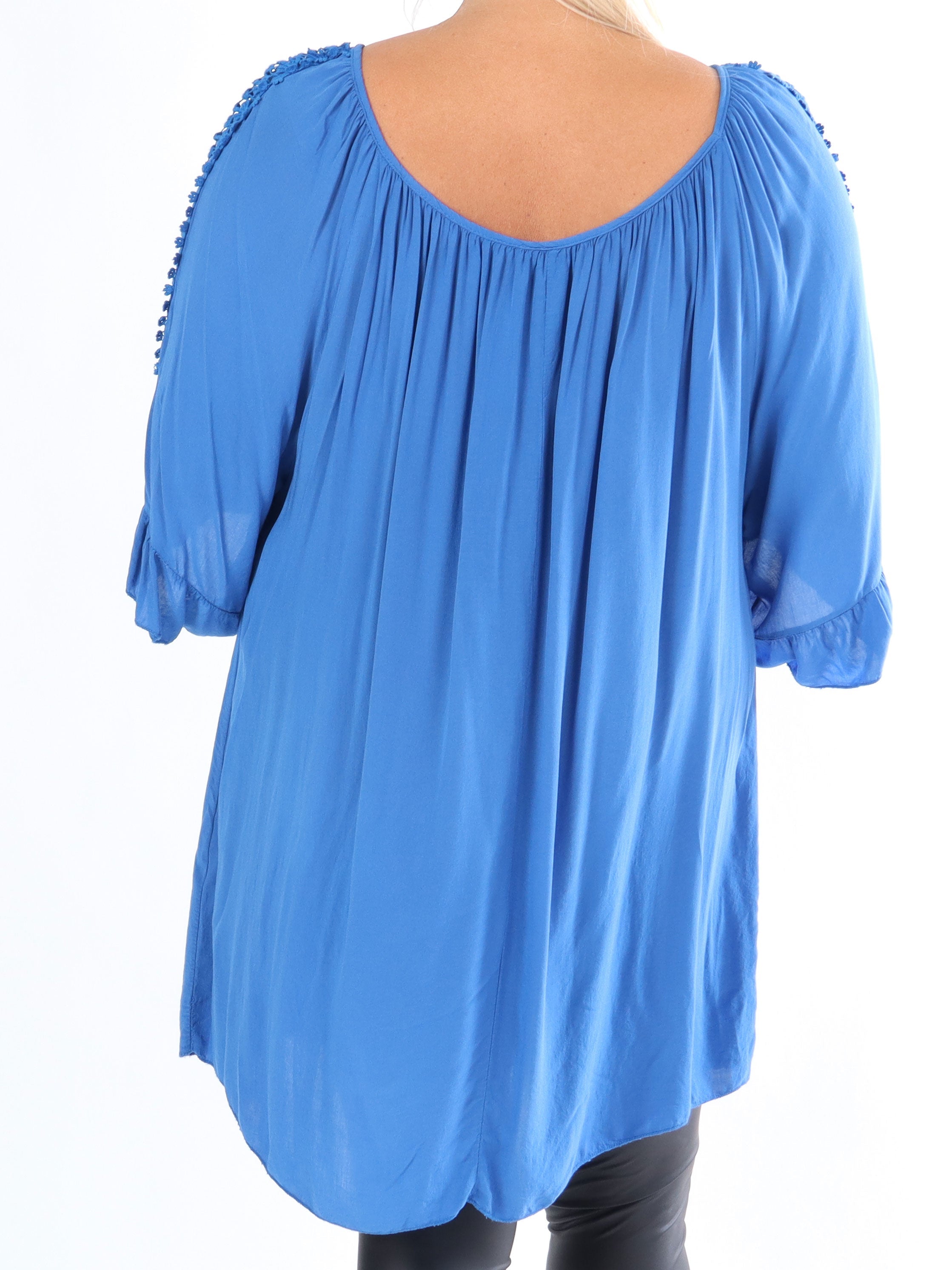 Samara - Plus size tunika med söta broderier på ärmarna