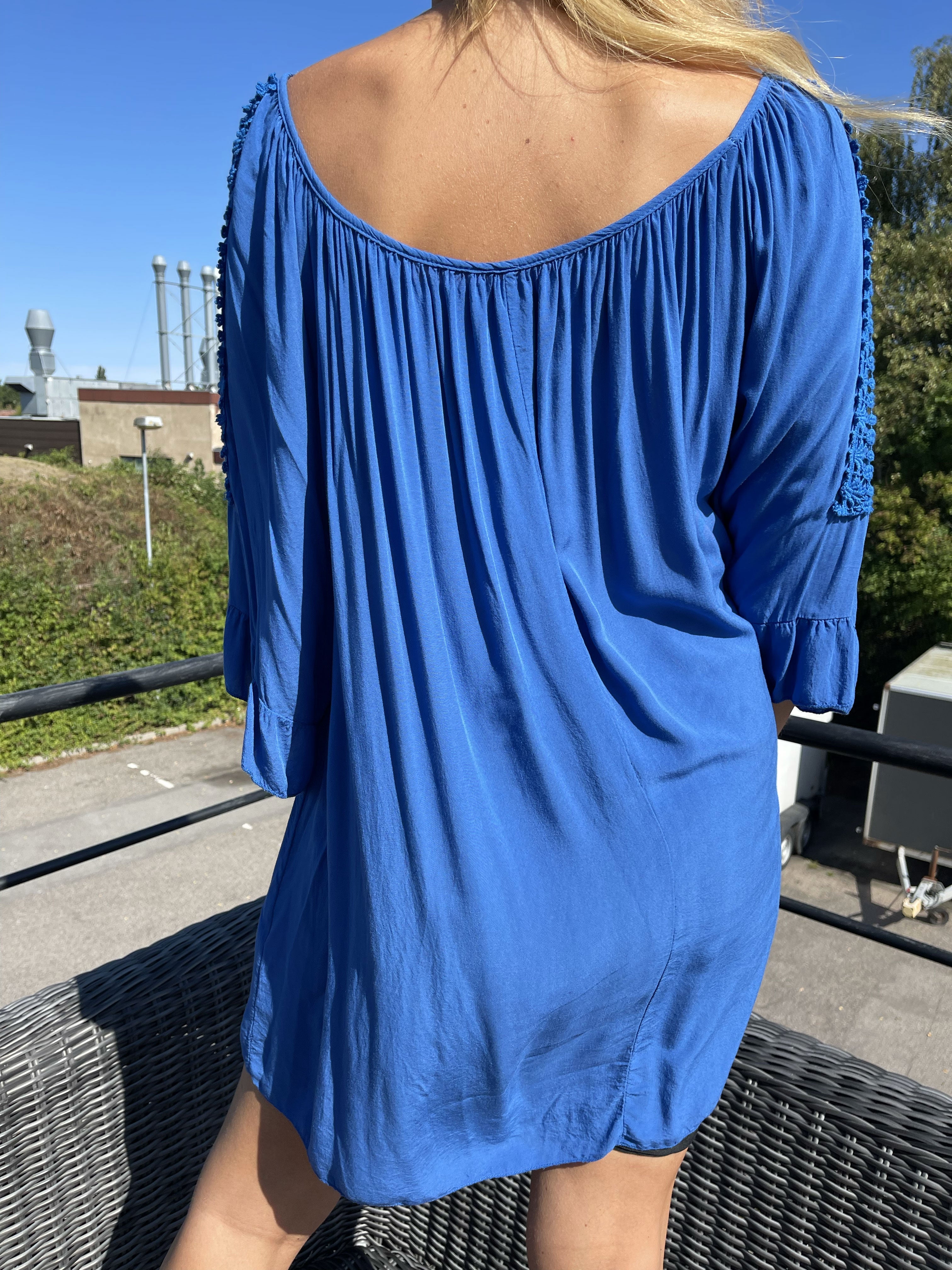 Samara - Söt lös tunika med broderier på ärmarna