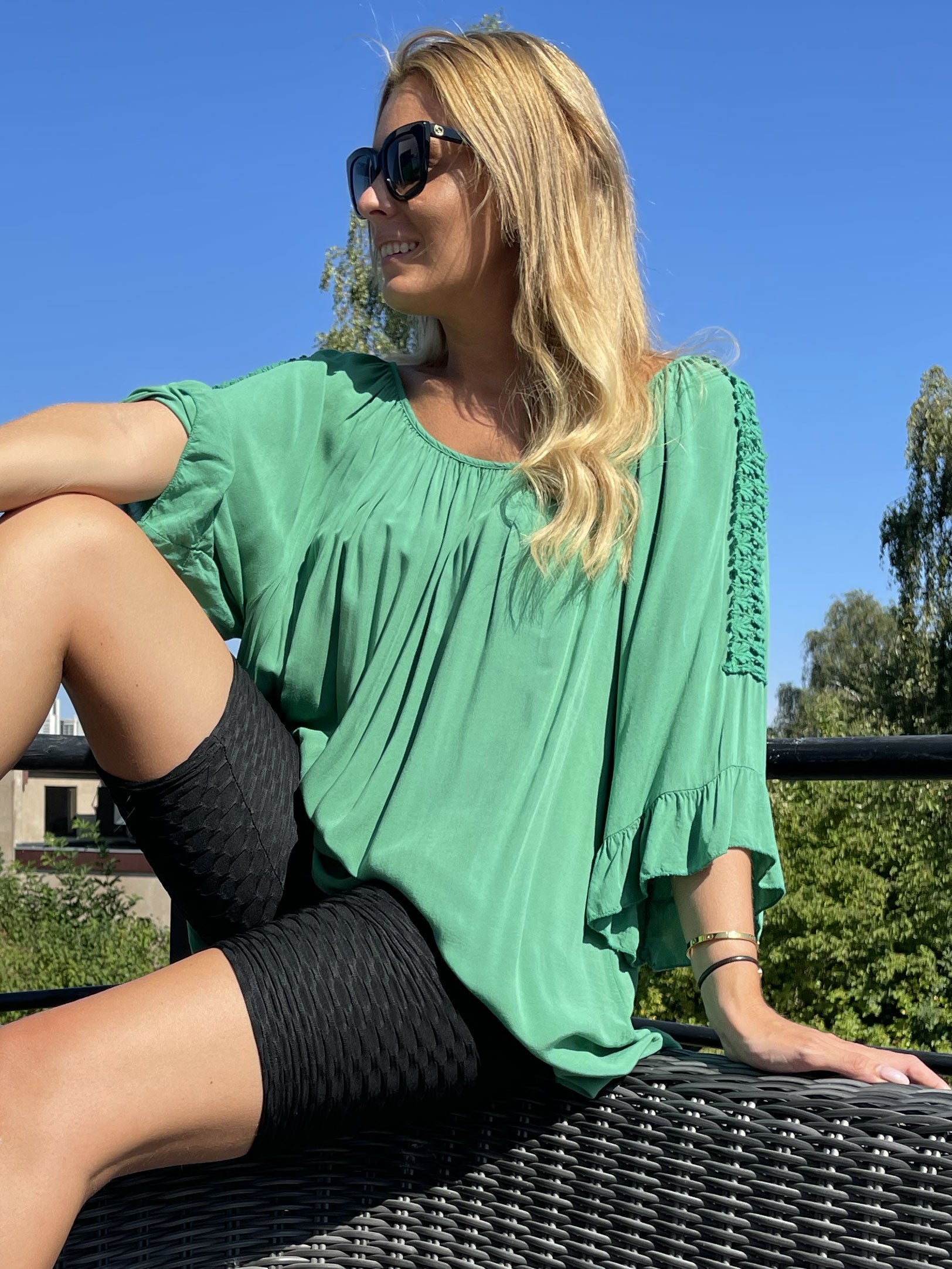 Samara - Söt lös tunika med broderier på ärmarna - Black