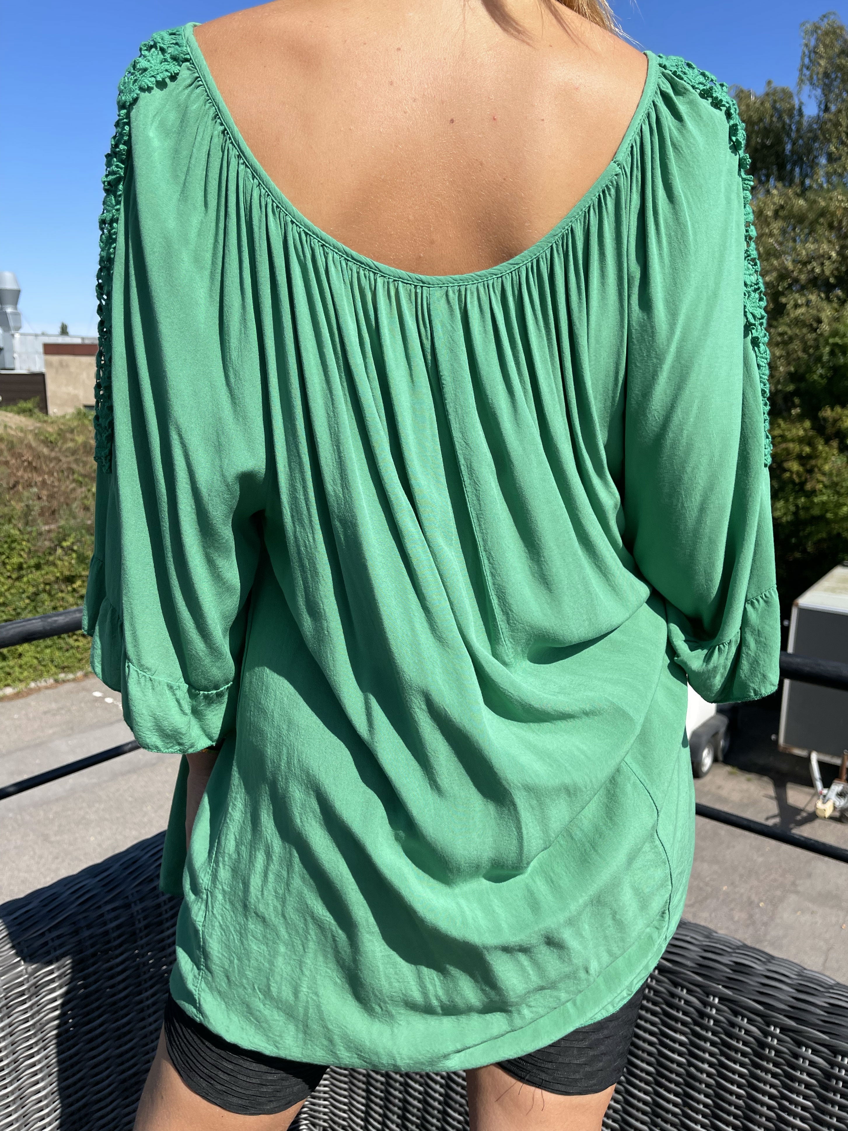 Samara - Söt lös tunika med broderier på ärmarna - Pink