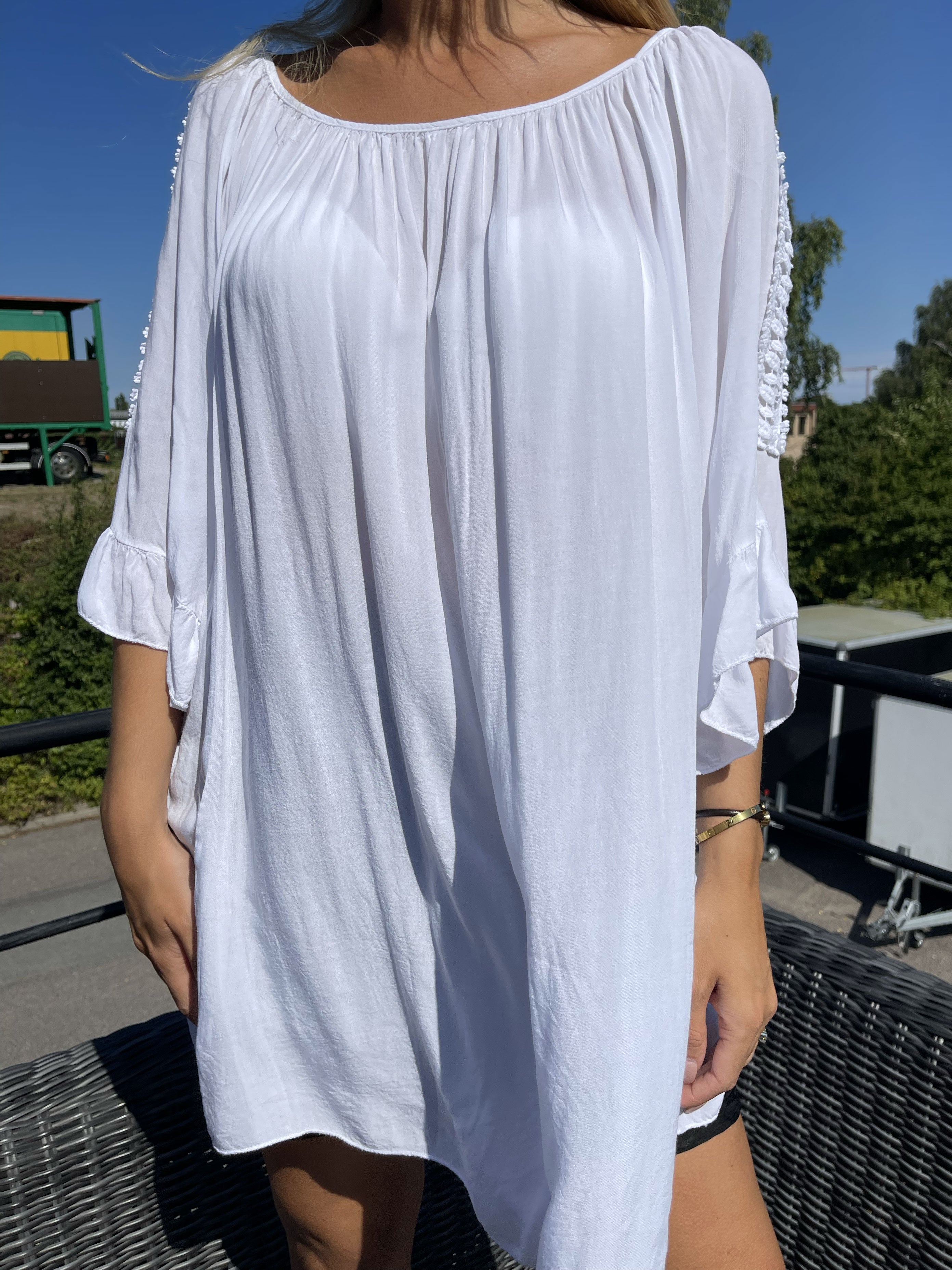 Samara - Söt lös tunika med broderier på ärmarna