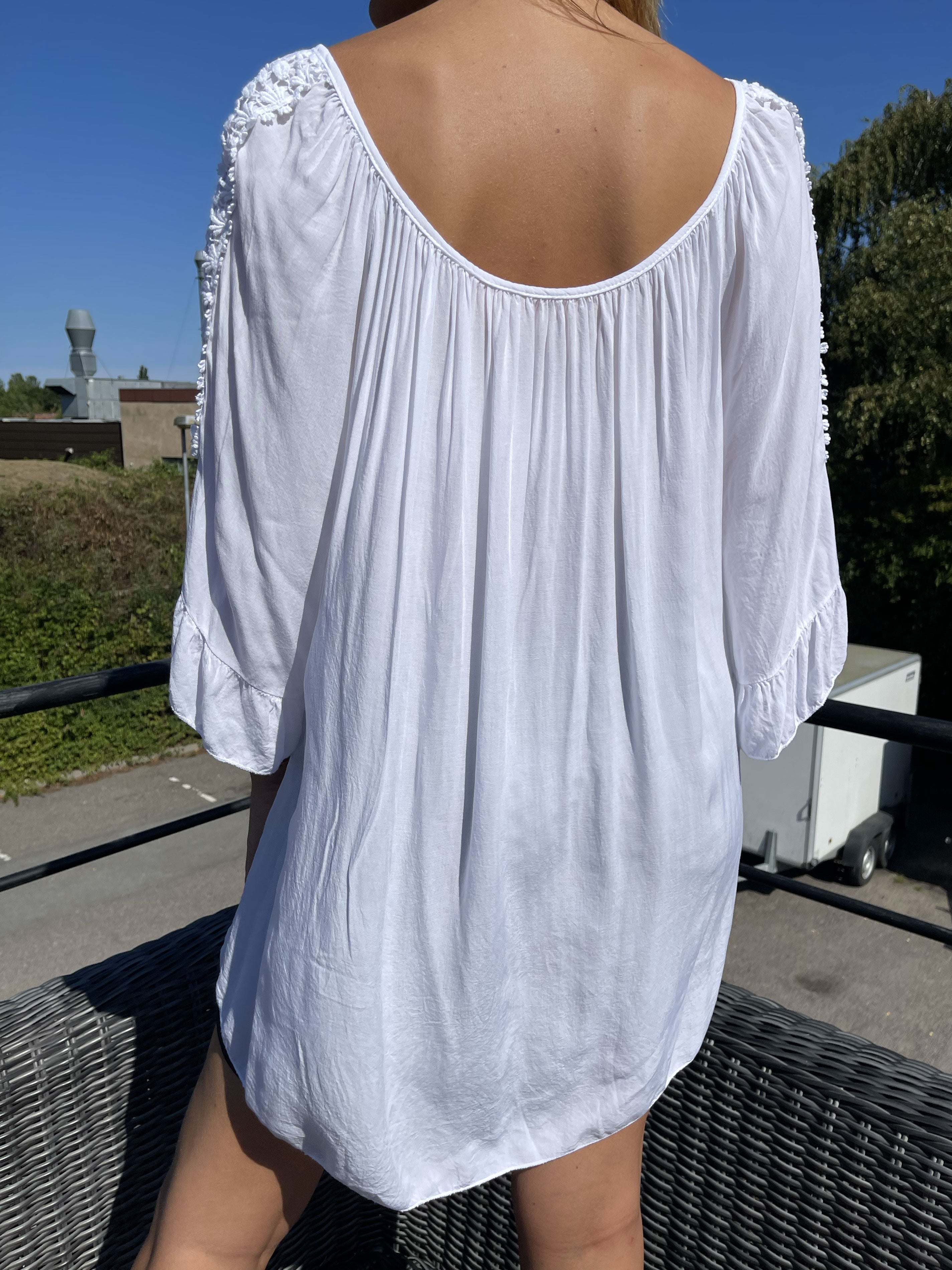 Samara - Söt lös tunika med broderier på ärmarna