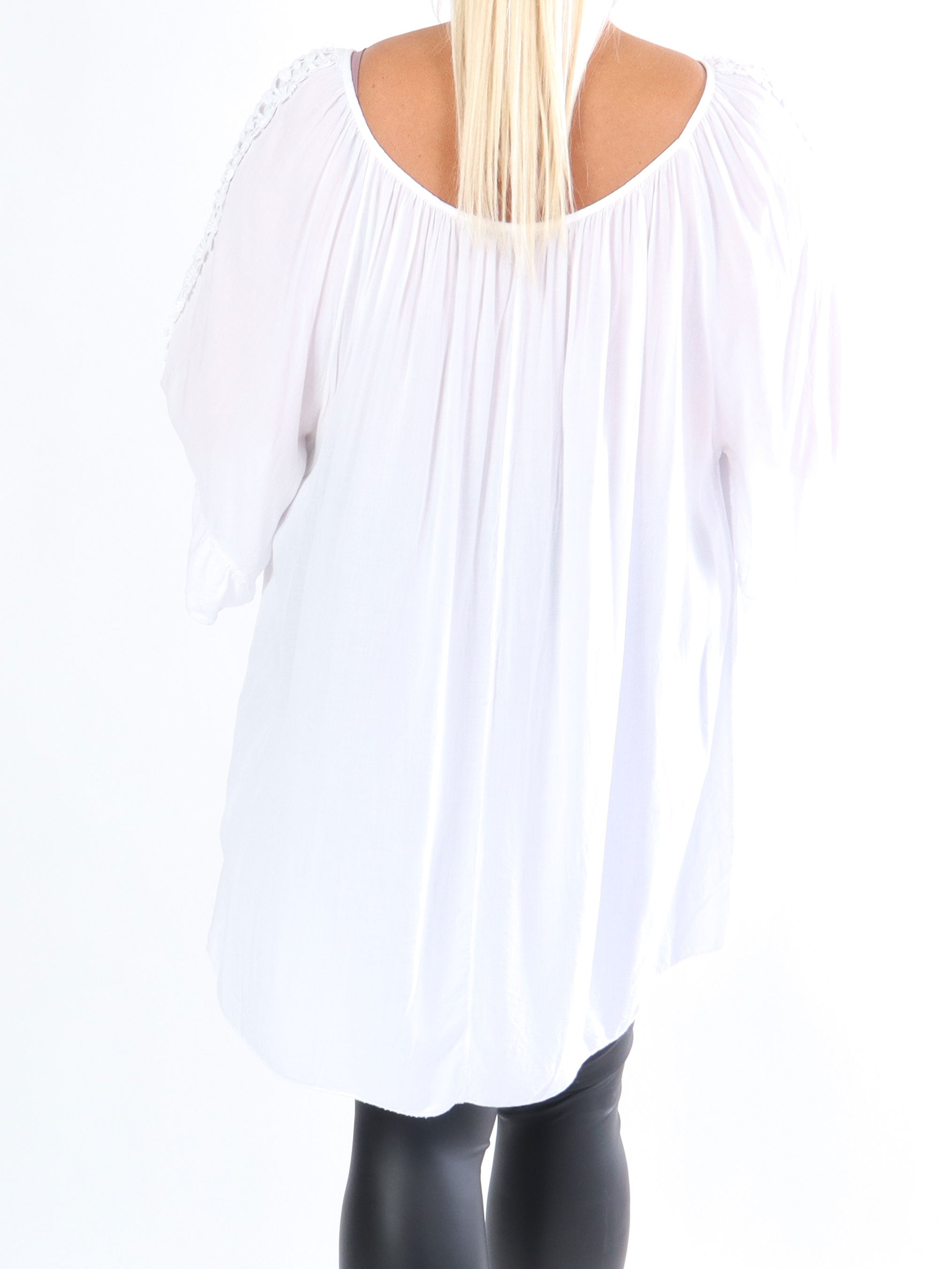 Samara - Plus size tunika med söta broderier på ärmarna