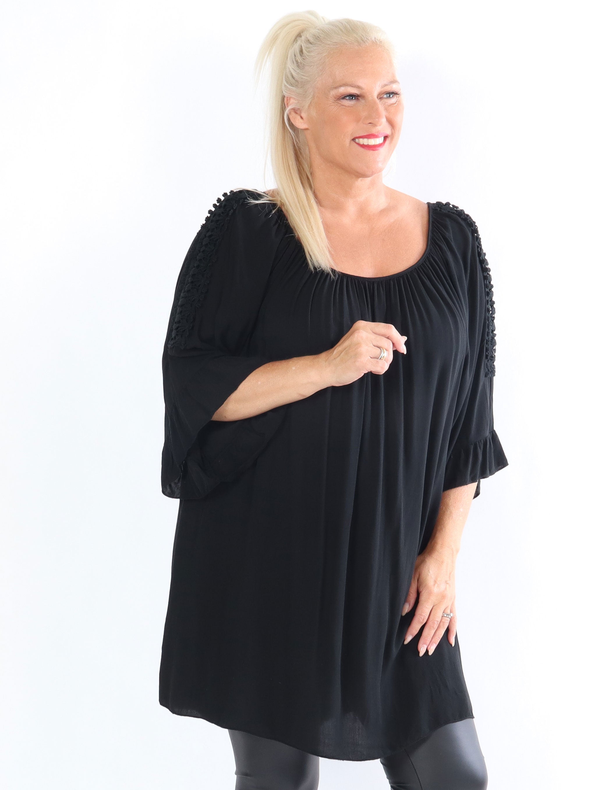 Samara - Plus size tunika med söta broderier på ärmarna - White