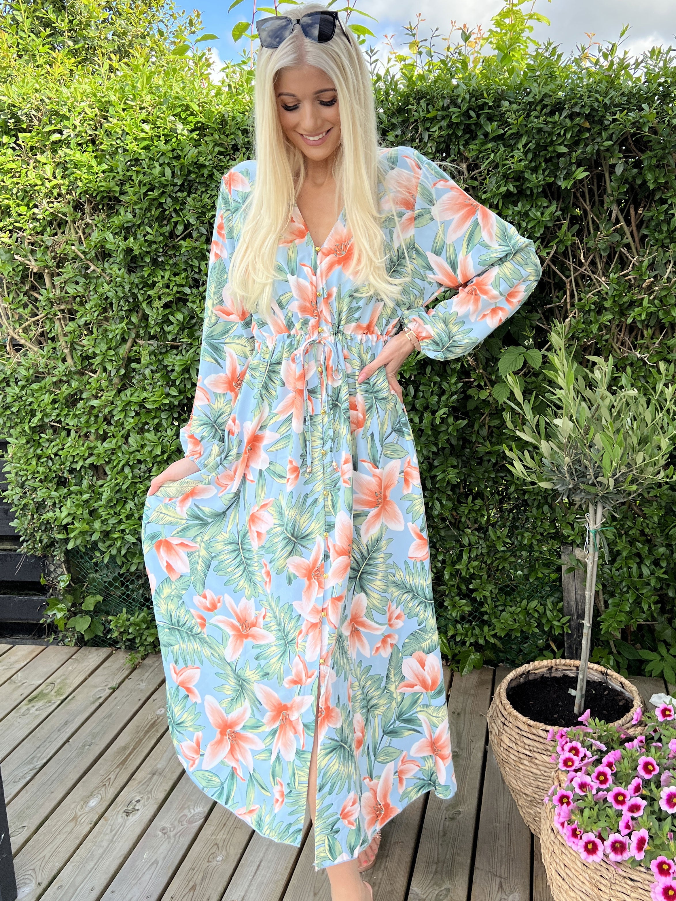 Sandrini - Lång klänning med blommönster och guldknappar