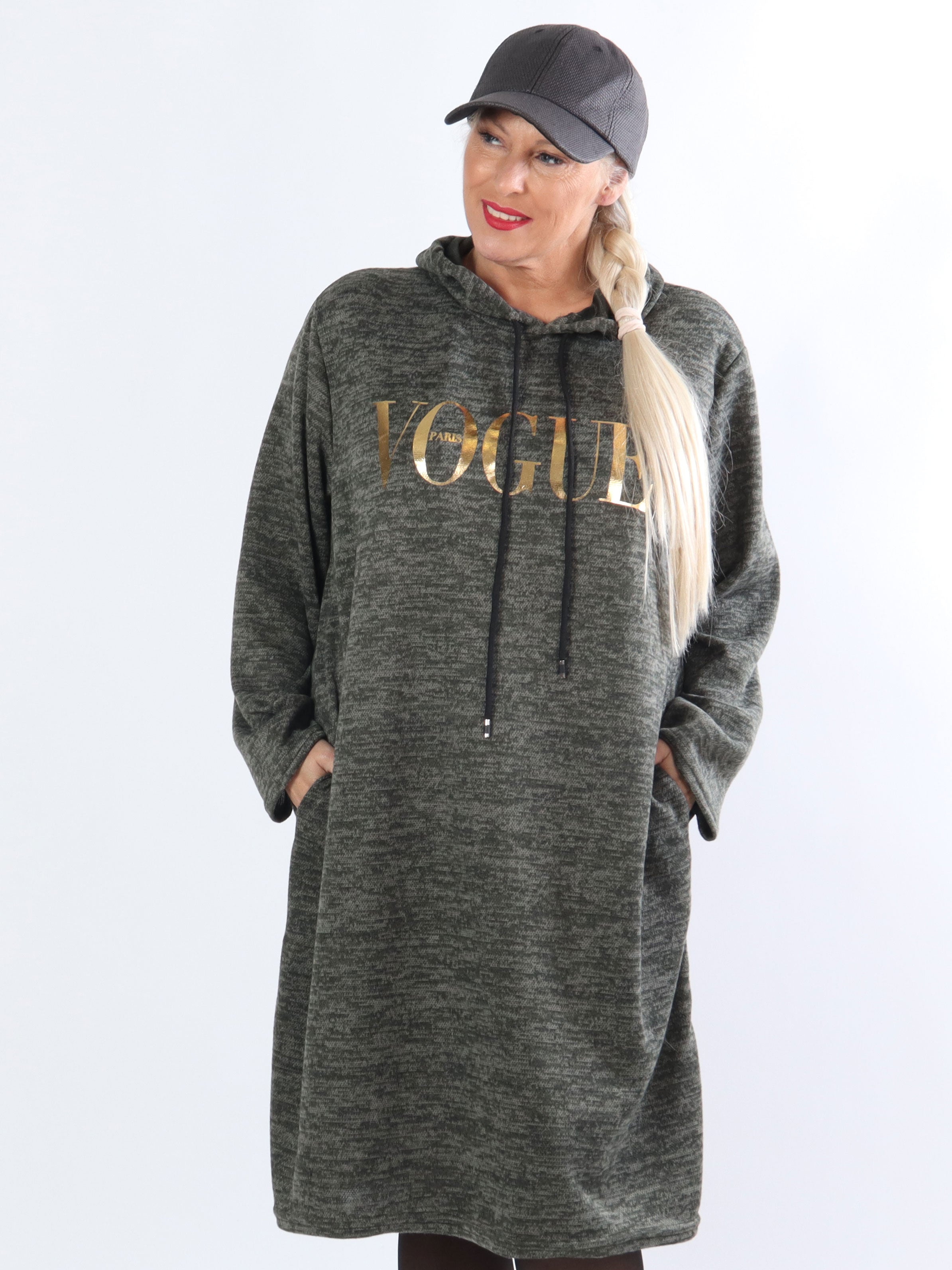 Sarita - Plus size klänning med huva och guldfärgade bokstäver - Grey