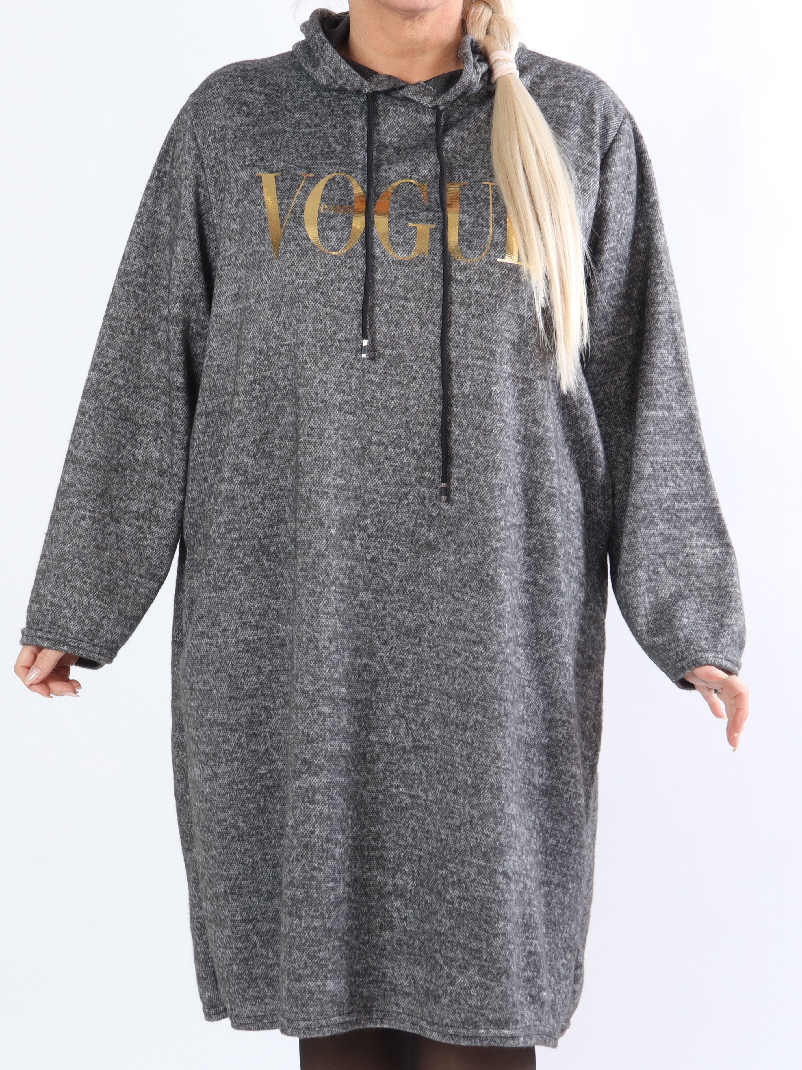 Sarita - Plus size klänning med huva och guldfärgade bokstäver