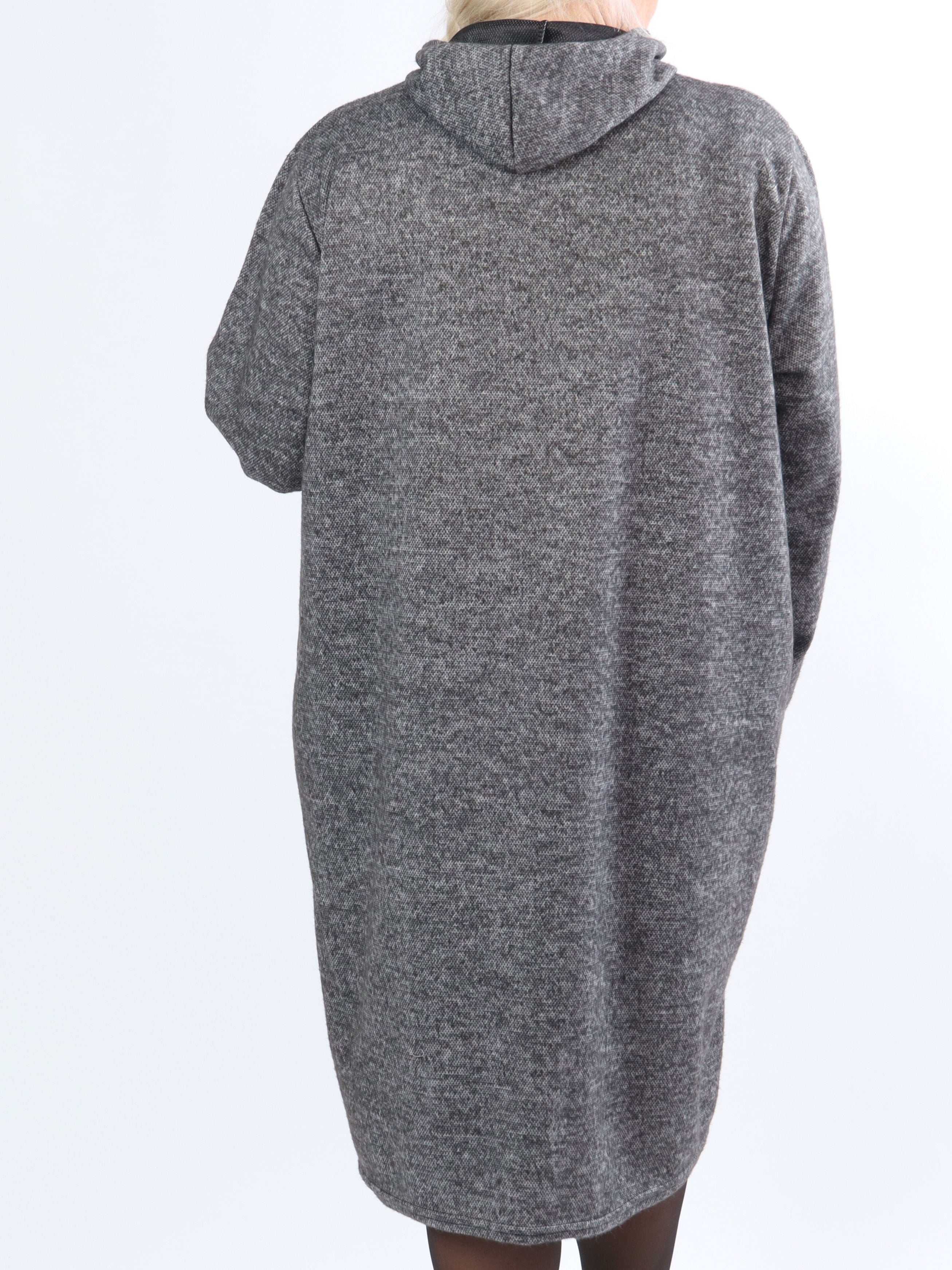 Sarita - Plus size klänning med huva och guldfärgade bokstäver