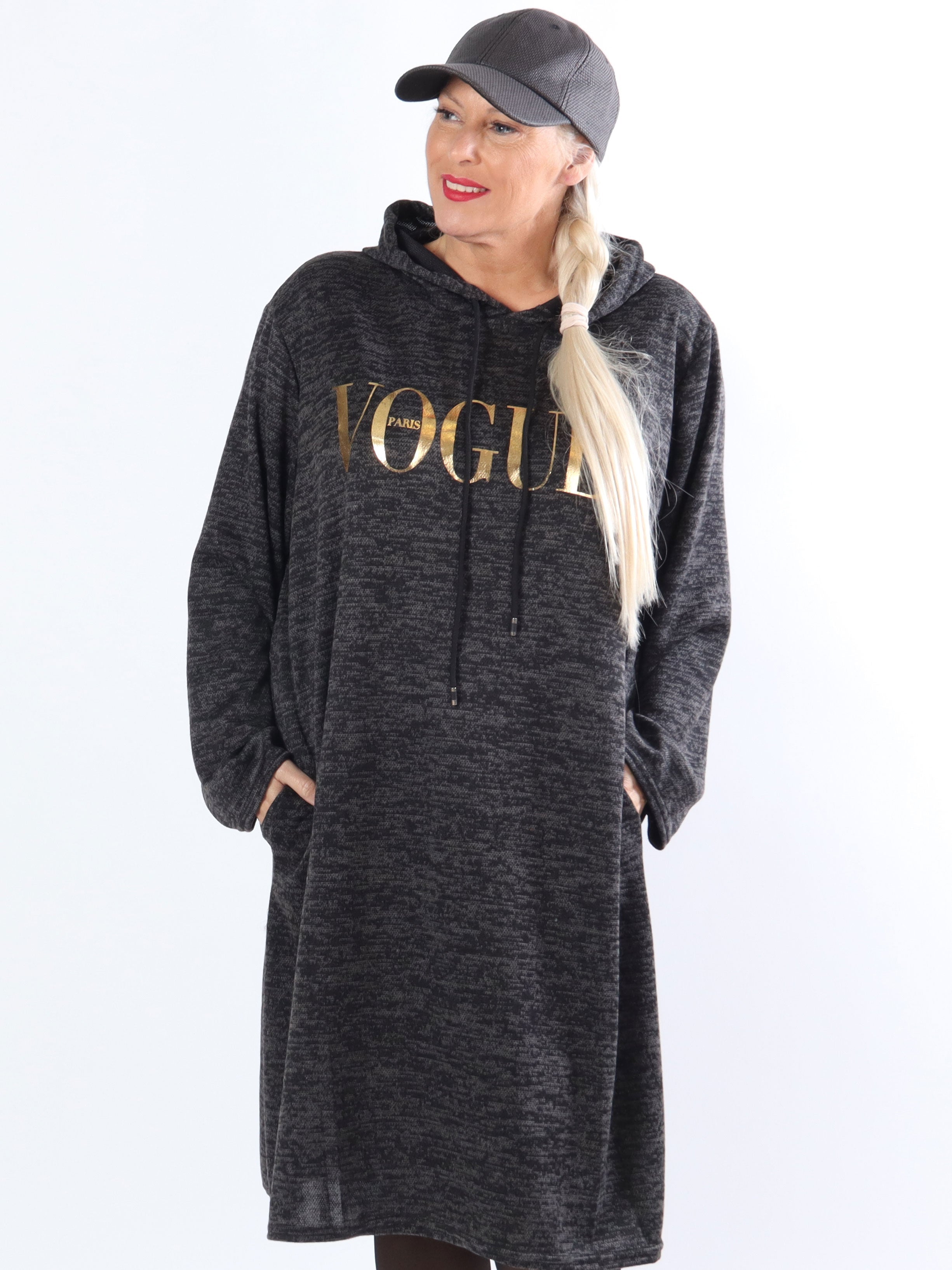 Sarita - Plus size klänning med huva och guldfärgade bokstäver