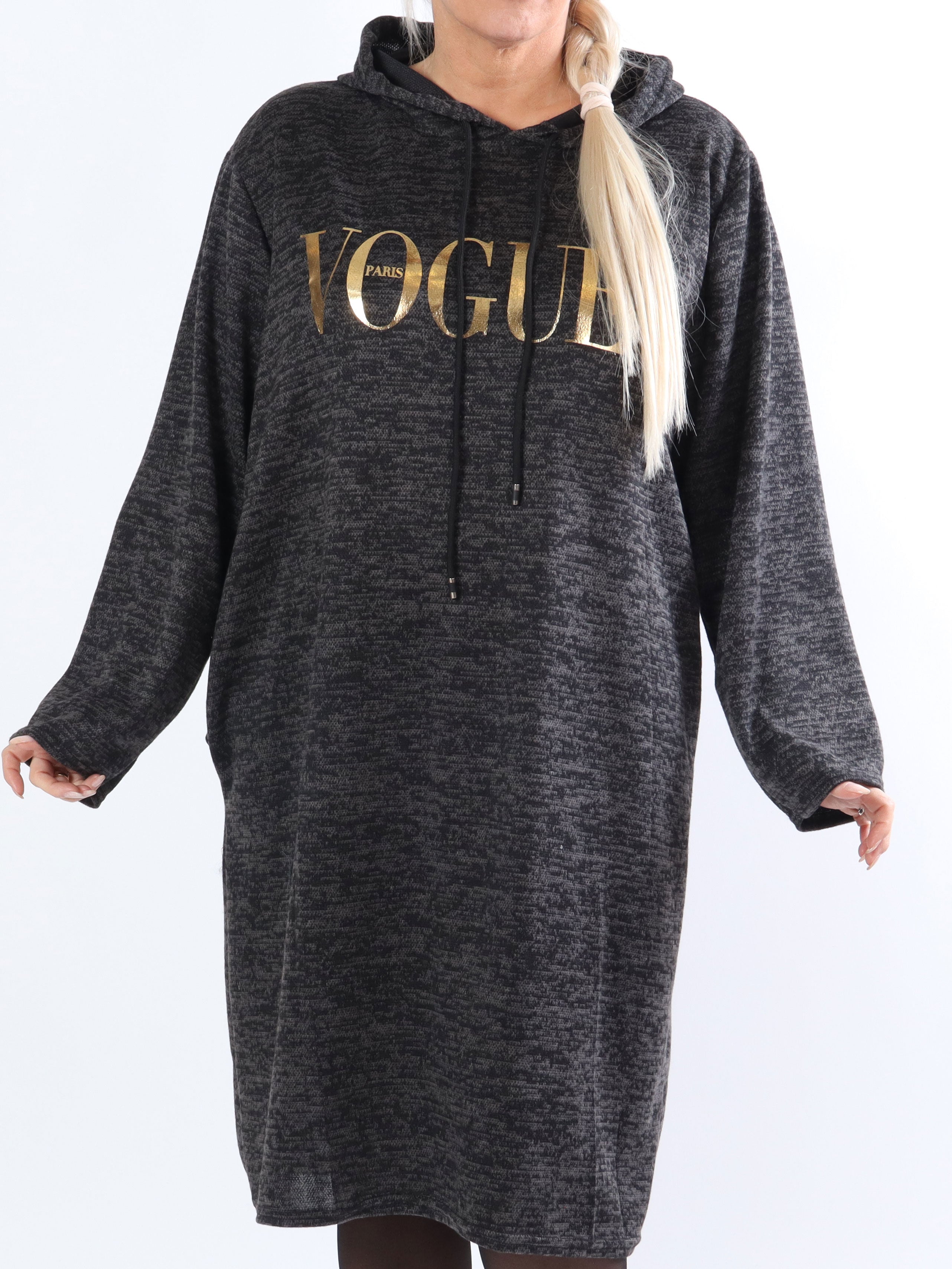 Sarita - Plus size klänning med huva och guldfärgade bokstäver