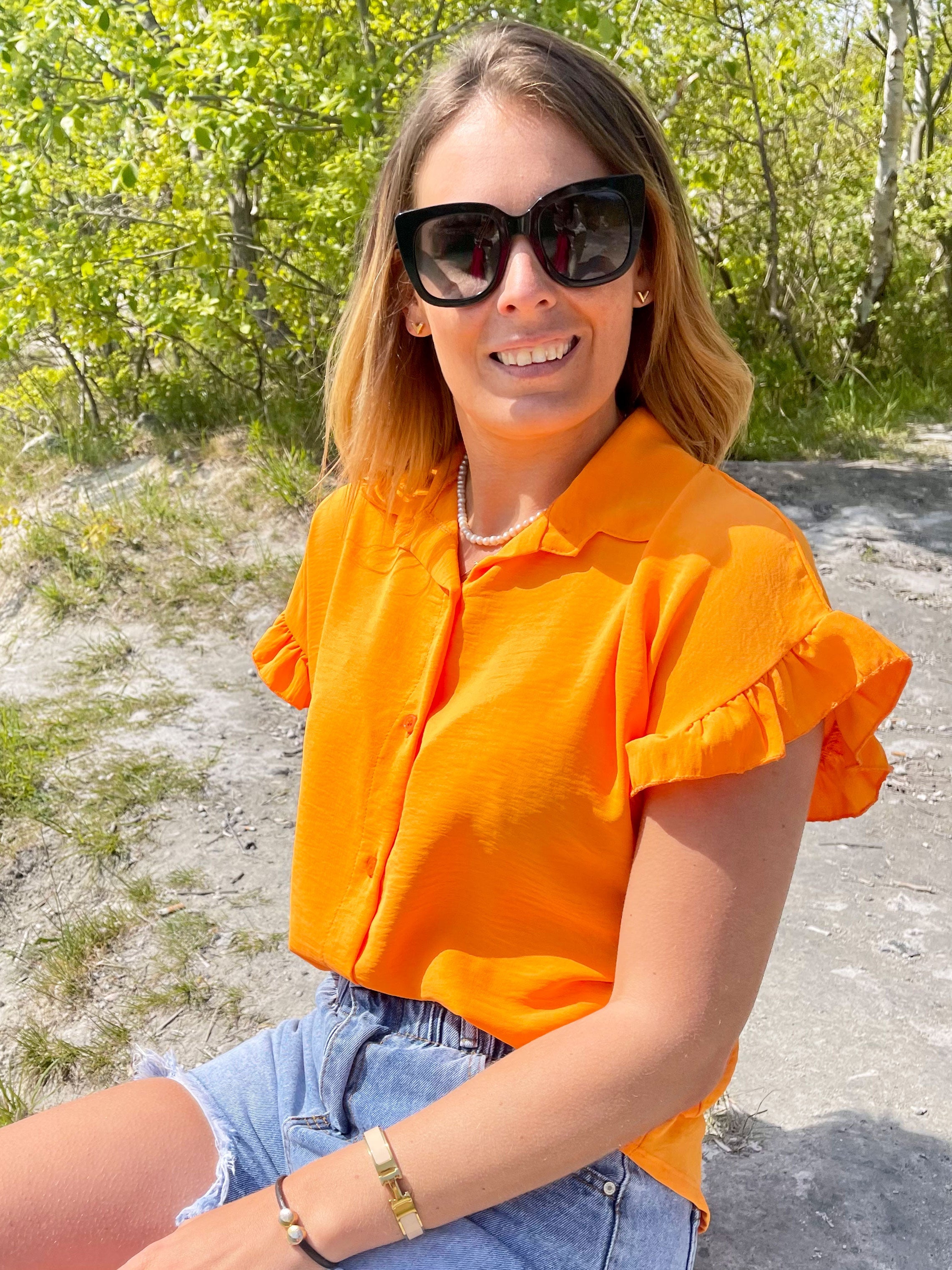 Selvina - Sort skjorte med søde flæseærmer