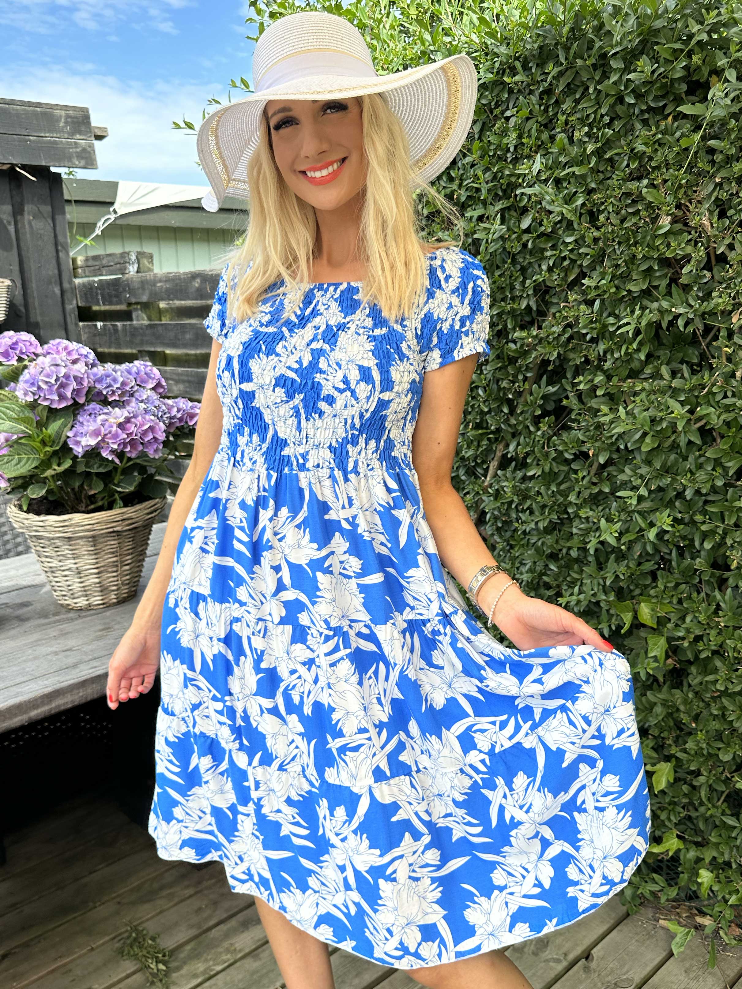 Shannon - Söt klänning med blommönster och smockad byst - Red