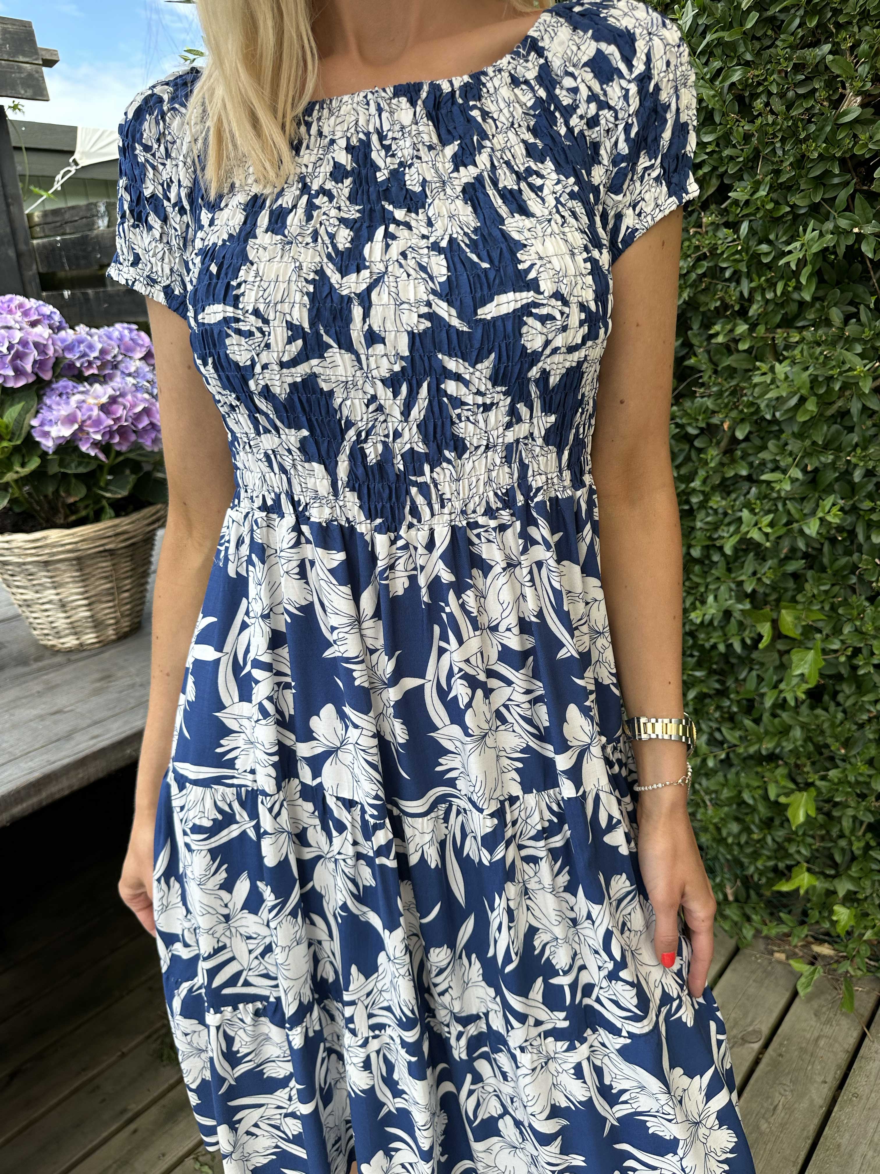 Shannon - Söt klänning med blommönster och smockad byst