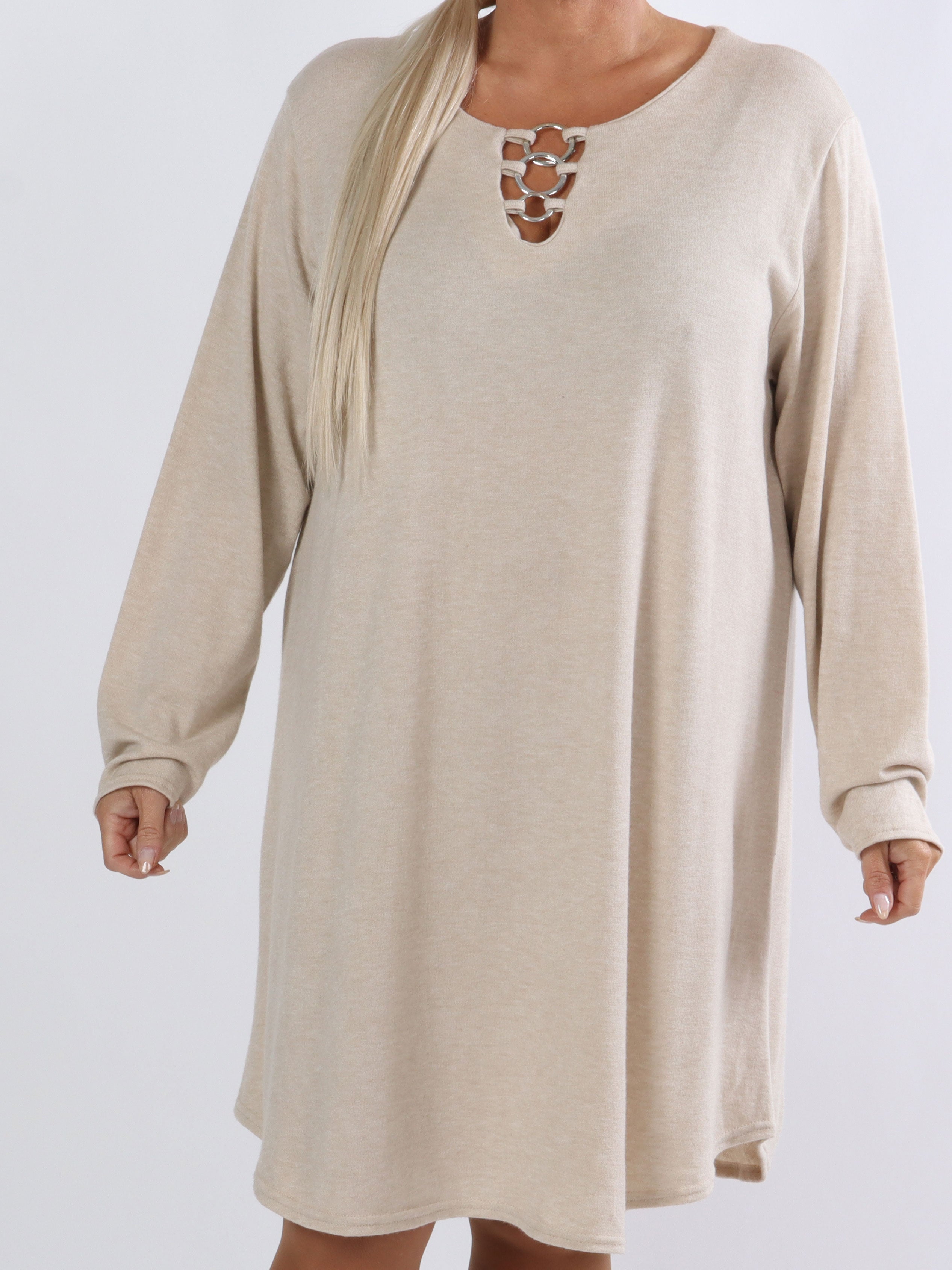 Sidsel - Härlig mjuk plus size klänning med silverringar framtill