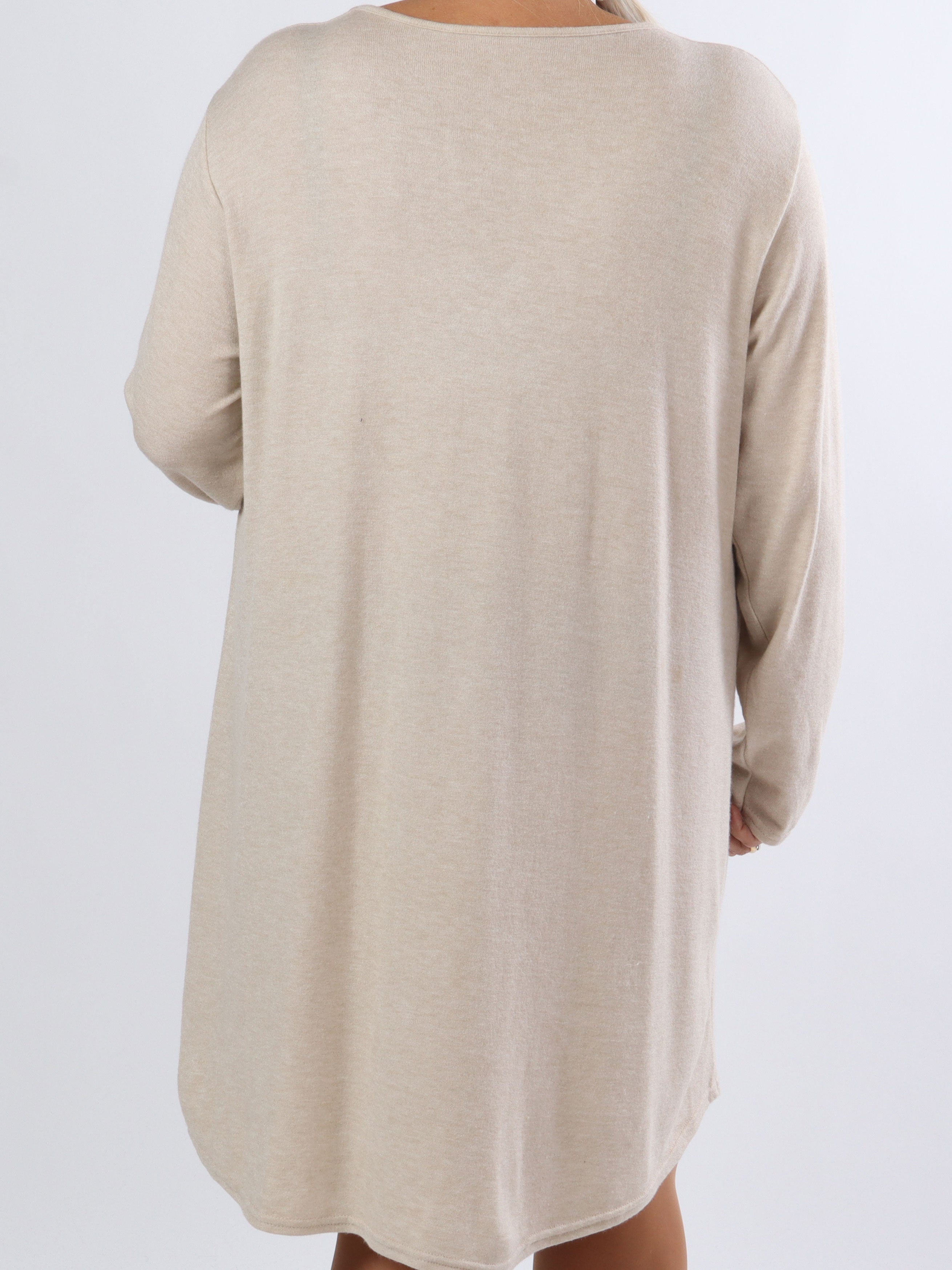 Sidsel - Härlig mjuk plus size klänning med silverringar framtill