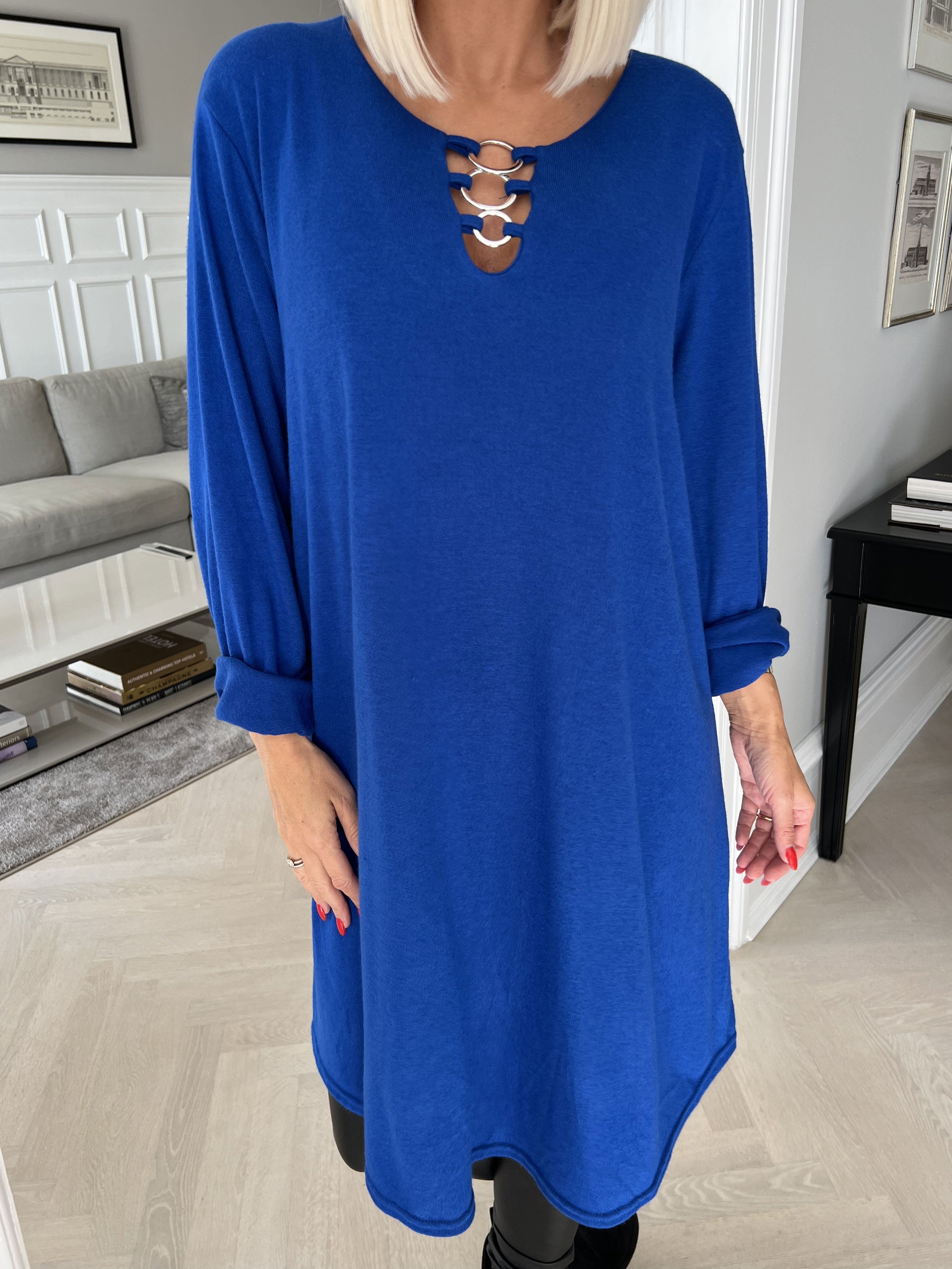 Sidsel - Härlig mjuk klänning med silverringar framtill