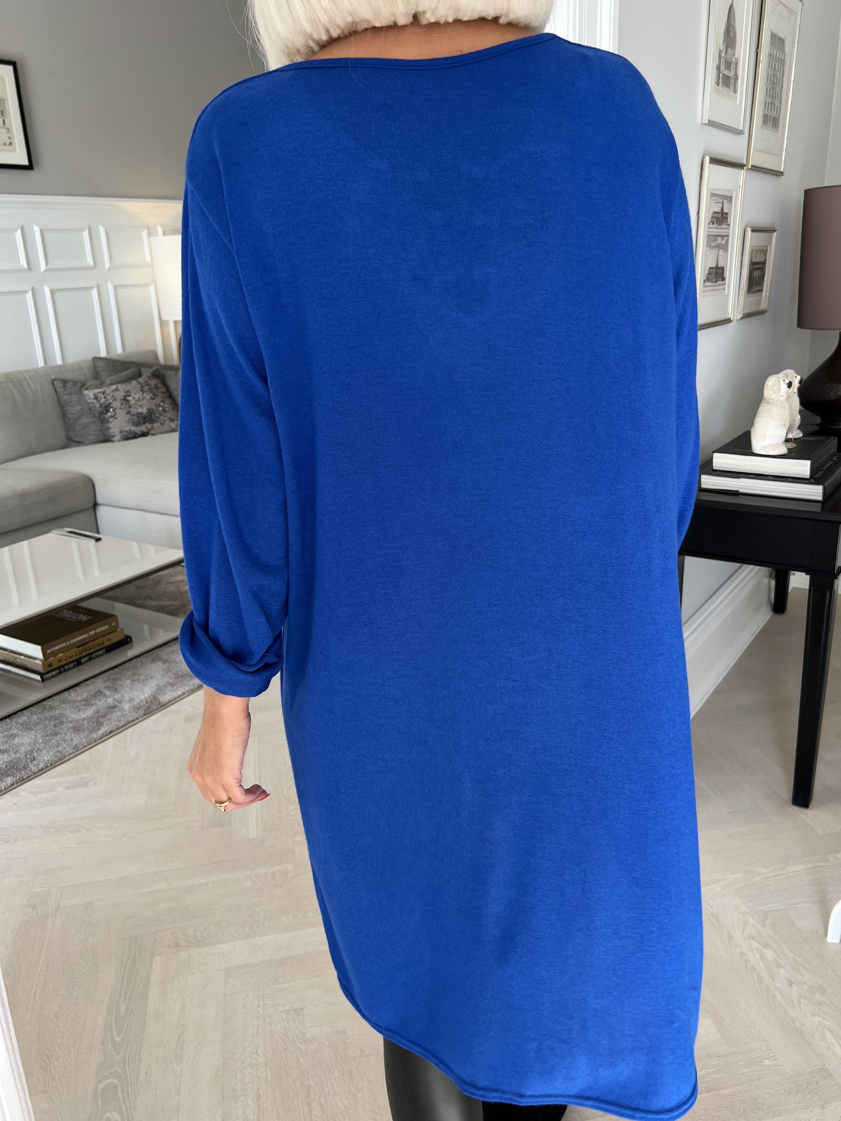 Sidsel - Härlig mjuk klänning med silverringar framtill