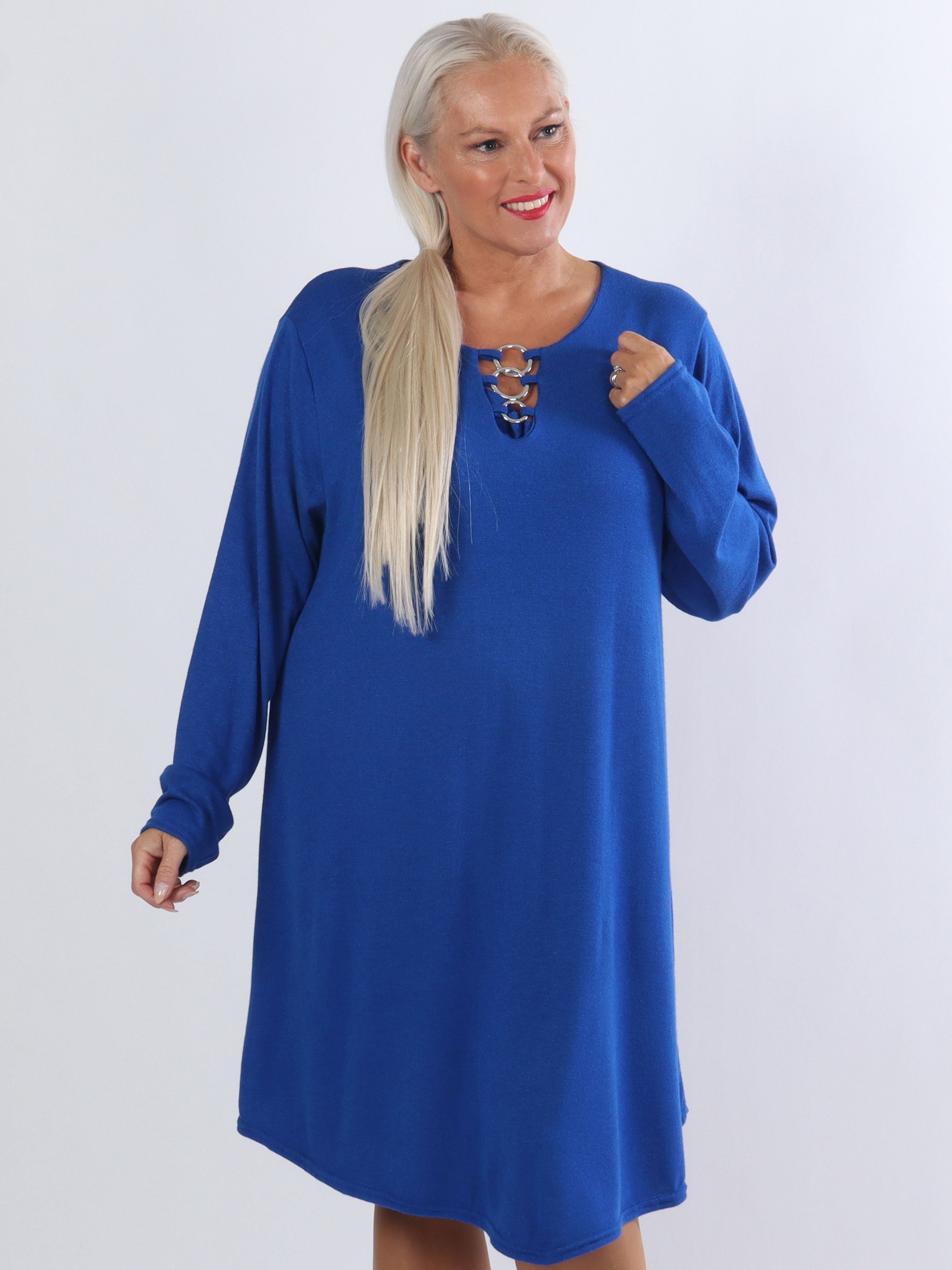 Sidsel - Härlig mjuk plus size klänning med silverringar framtill - Grey