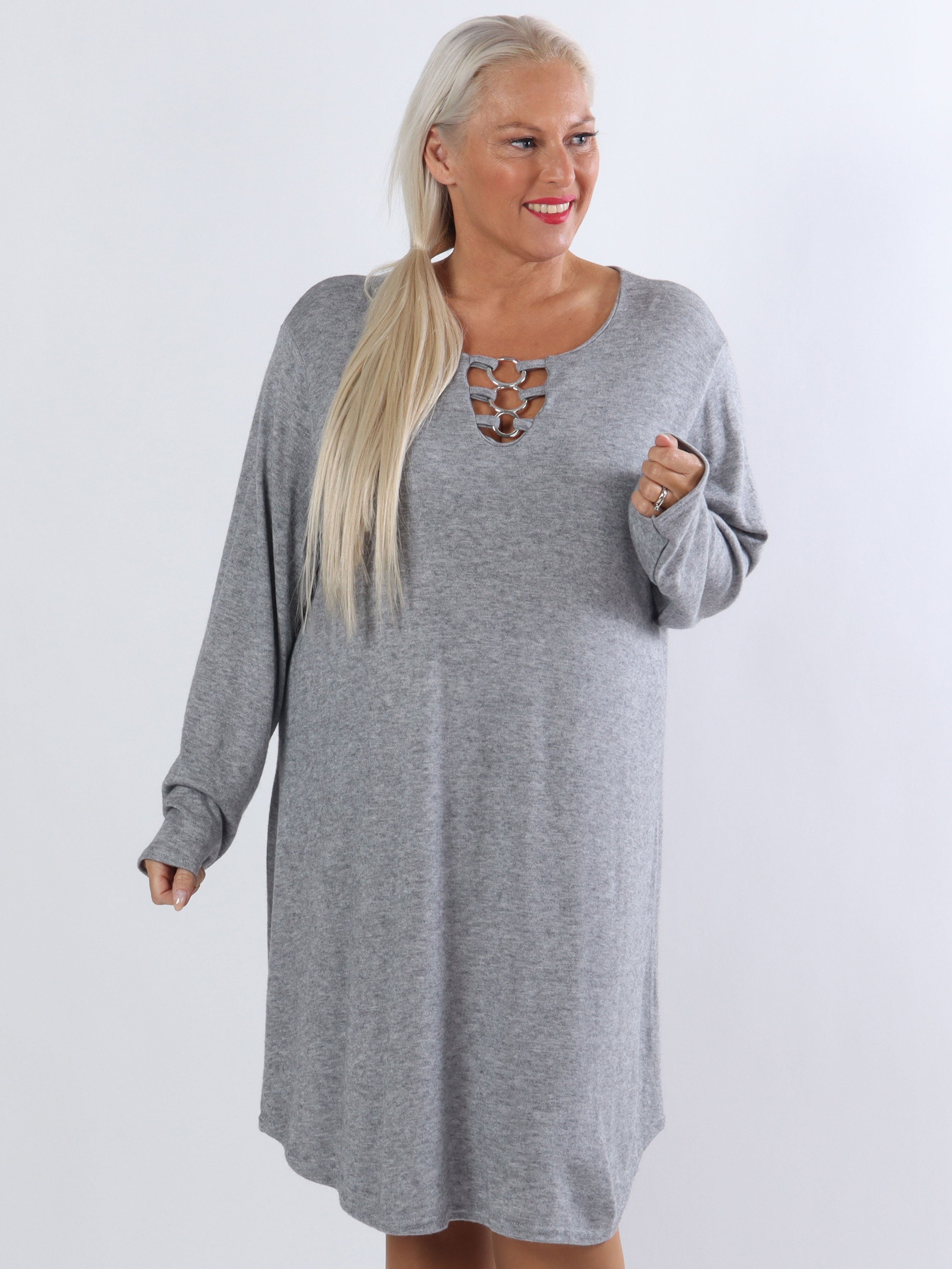 Sidsel - Härlig mjuk plus size klänning med silverringar framtill