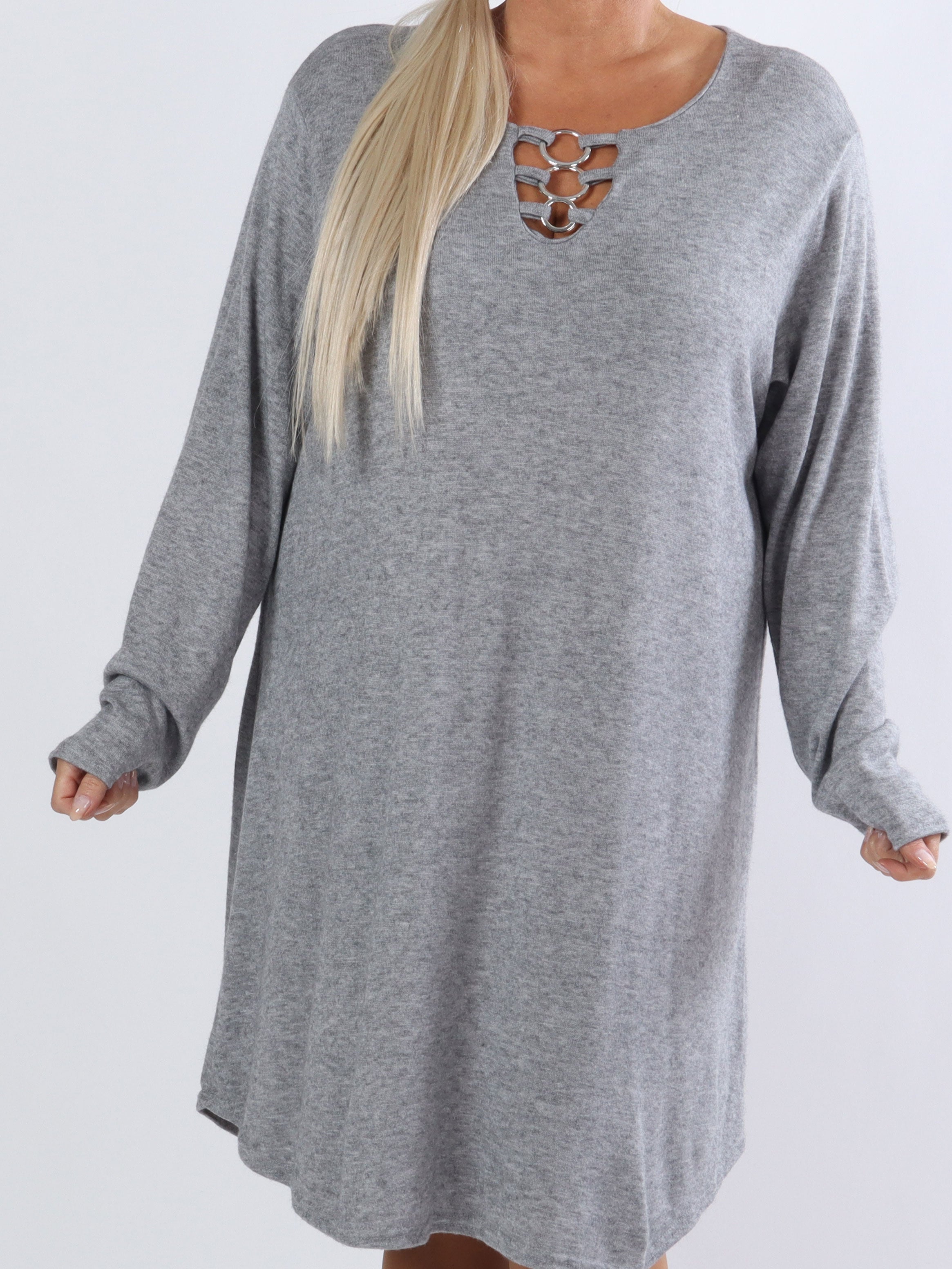 Sidsel - Härlig mjuk plus size klänning med silverringar framtill