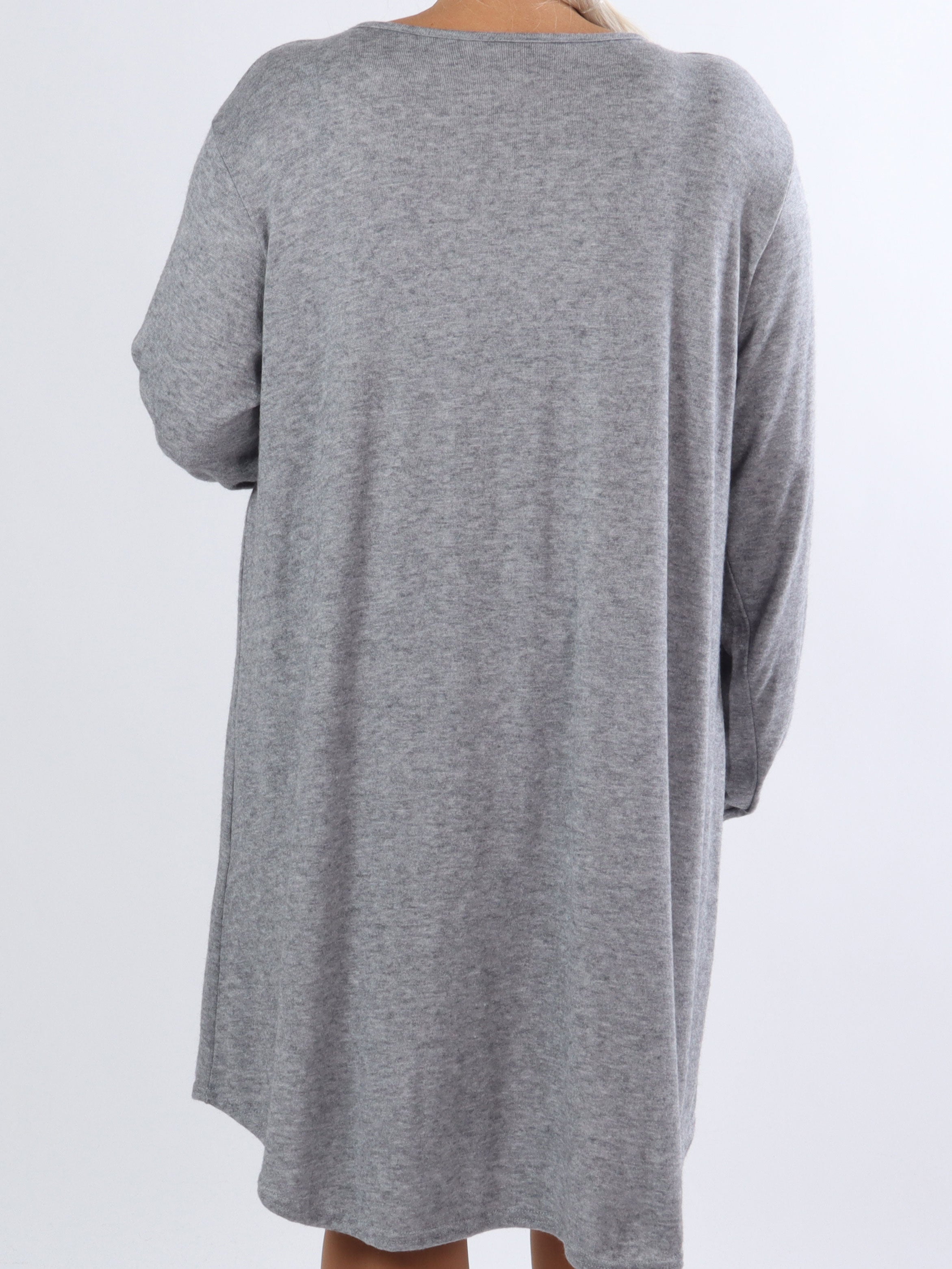 Sidsel - Härlig mjuk plus size klänning med silverringar framtill