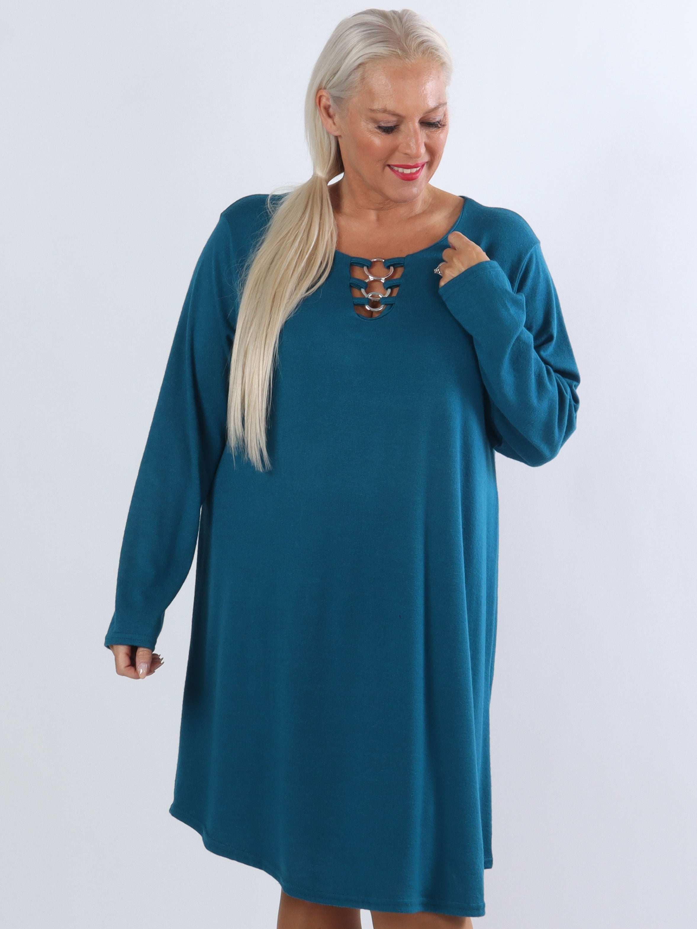 Sidsel - Härlig mjuk plus size klänning med silverringar framtill