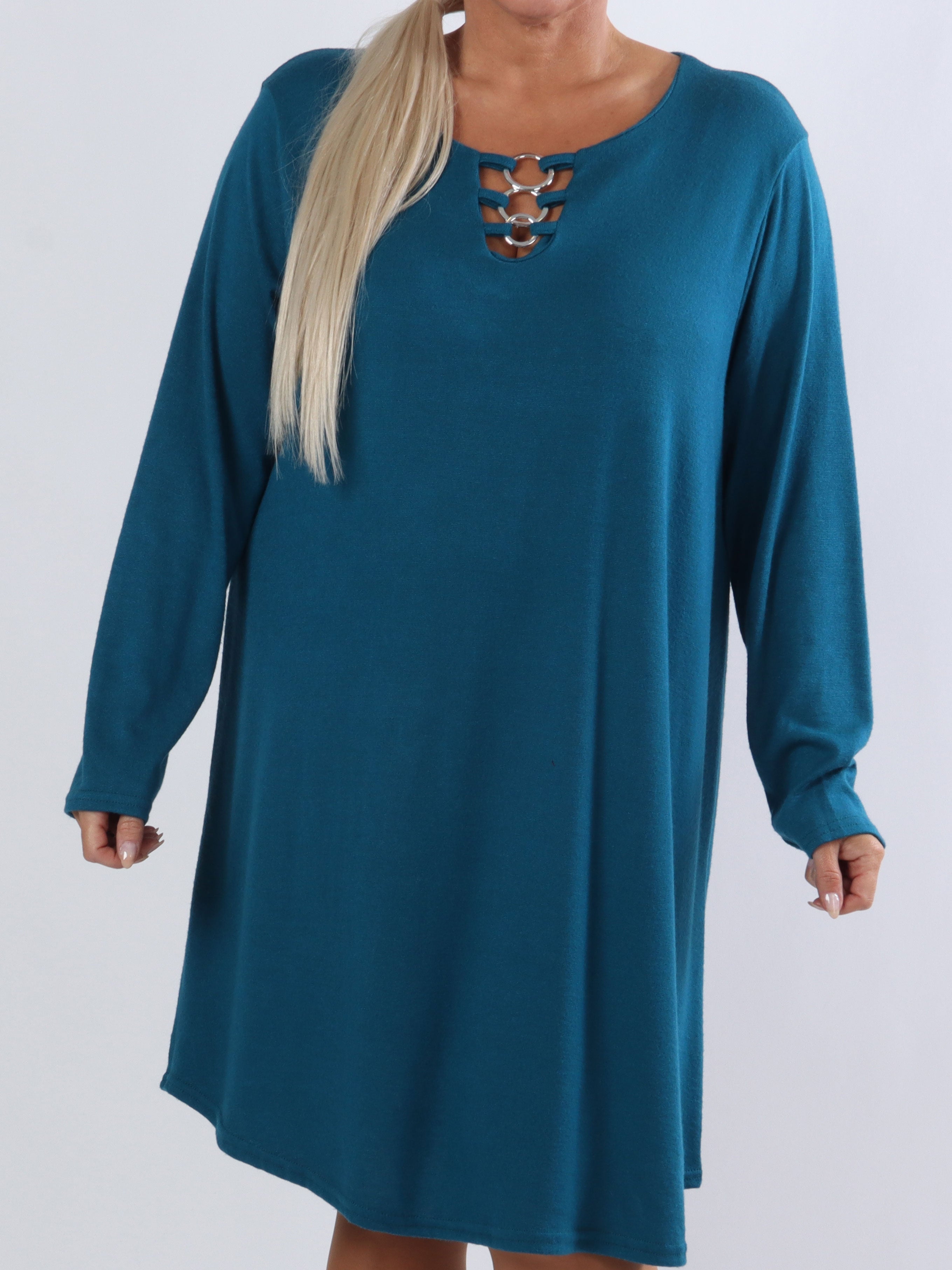 Sidsel - Härlig mjuk plus size klänning med silverringar framtill