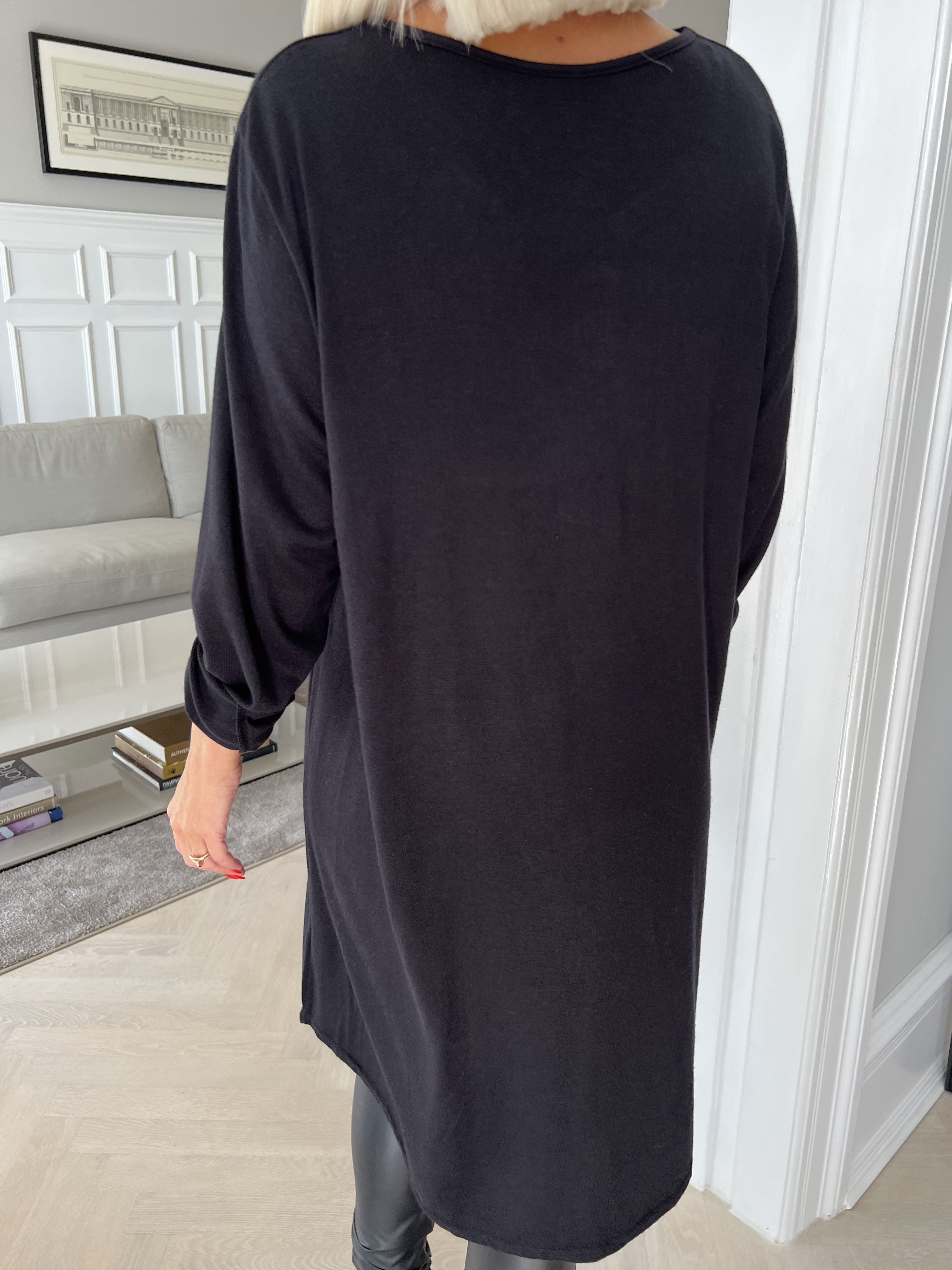 Sidsel - Härlig mjuk klänning med silverringar framtill - Grey