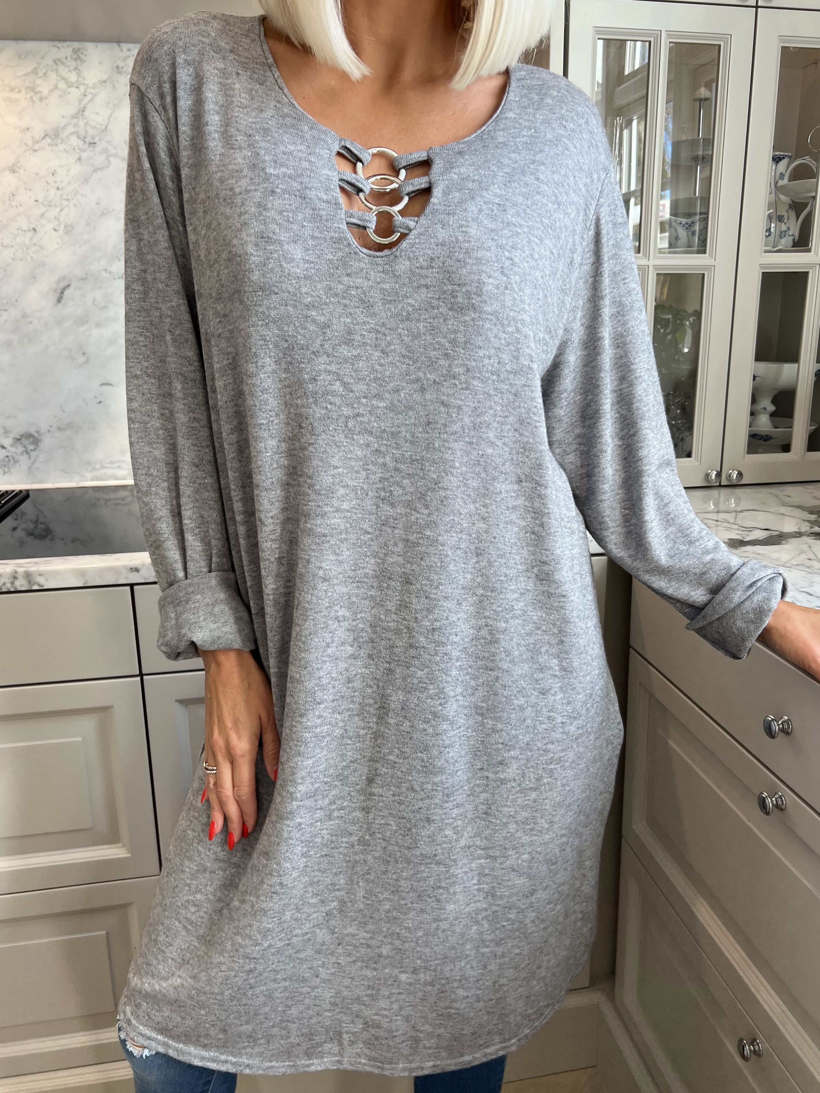 Sidsel - Härlig mjuk klänning med silverringar framtill