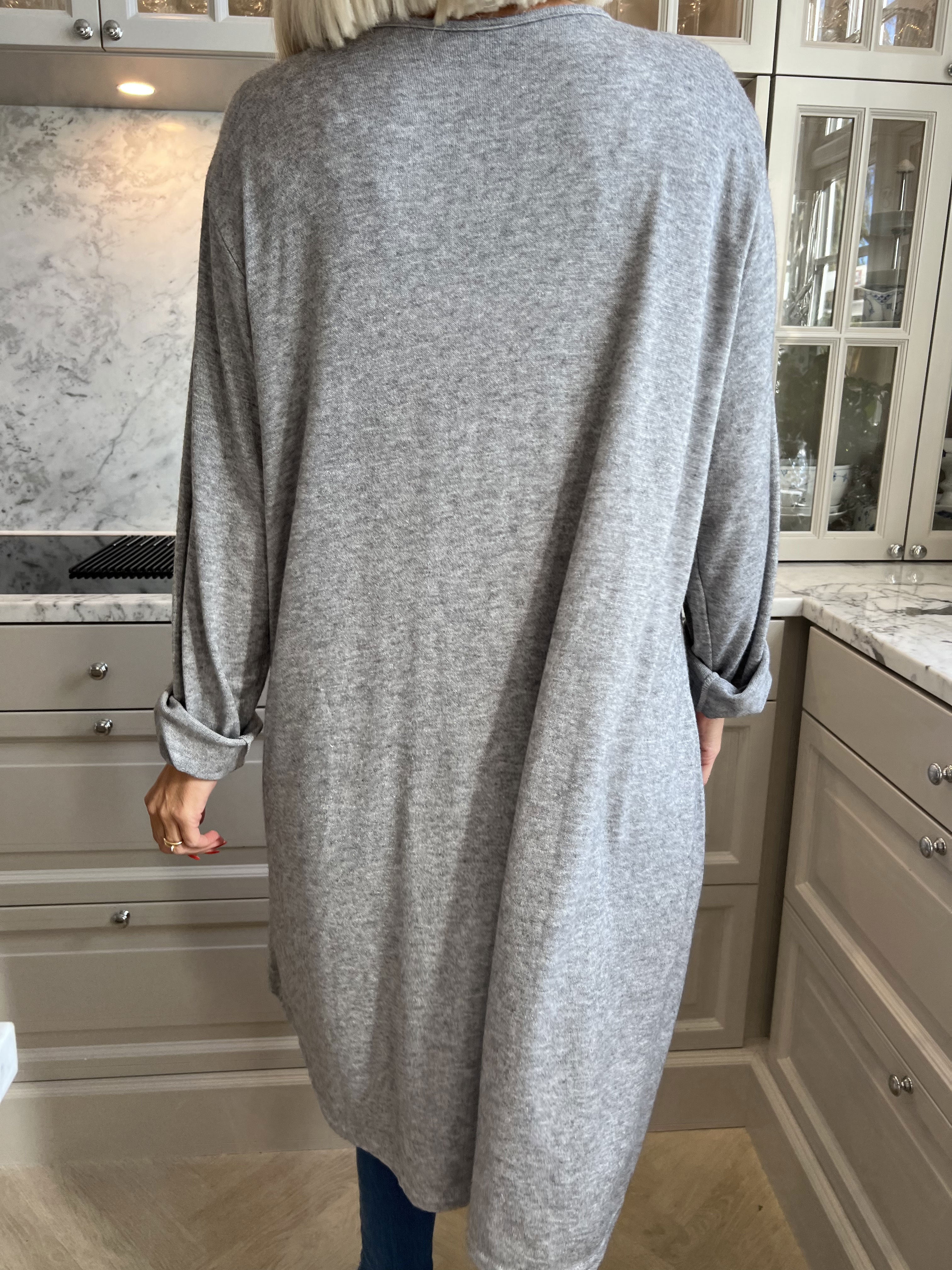 Sidsel - Härlig mjuk klänning med silverringar framtill