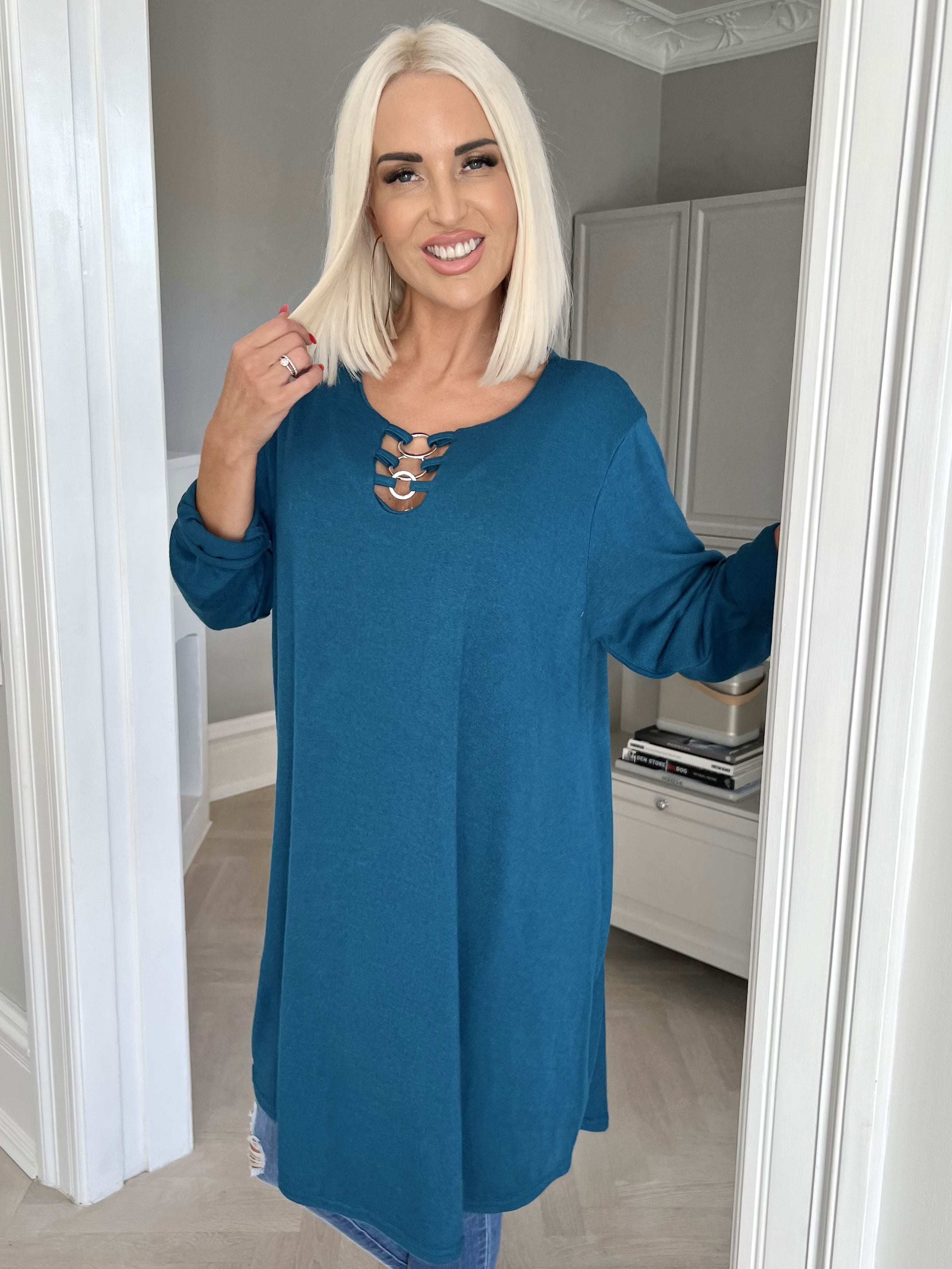 Sidsel - Härlig mjuk klänning med silverringar framtill