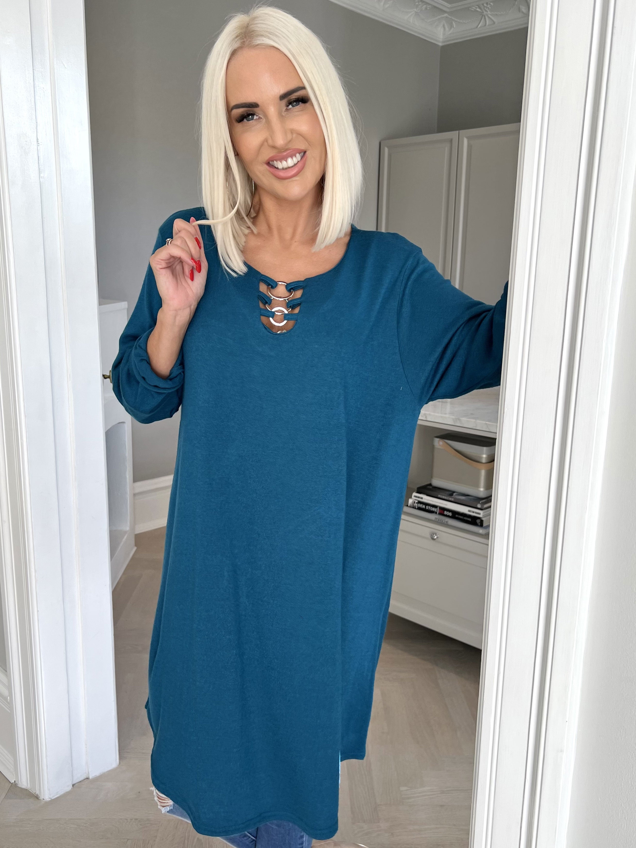 Sidsel - Härlig mjuk klänning med silverringar framtill