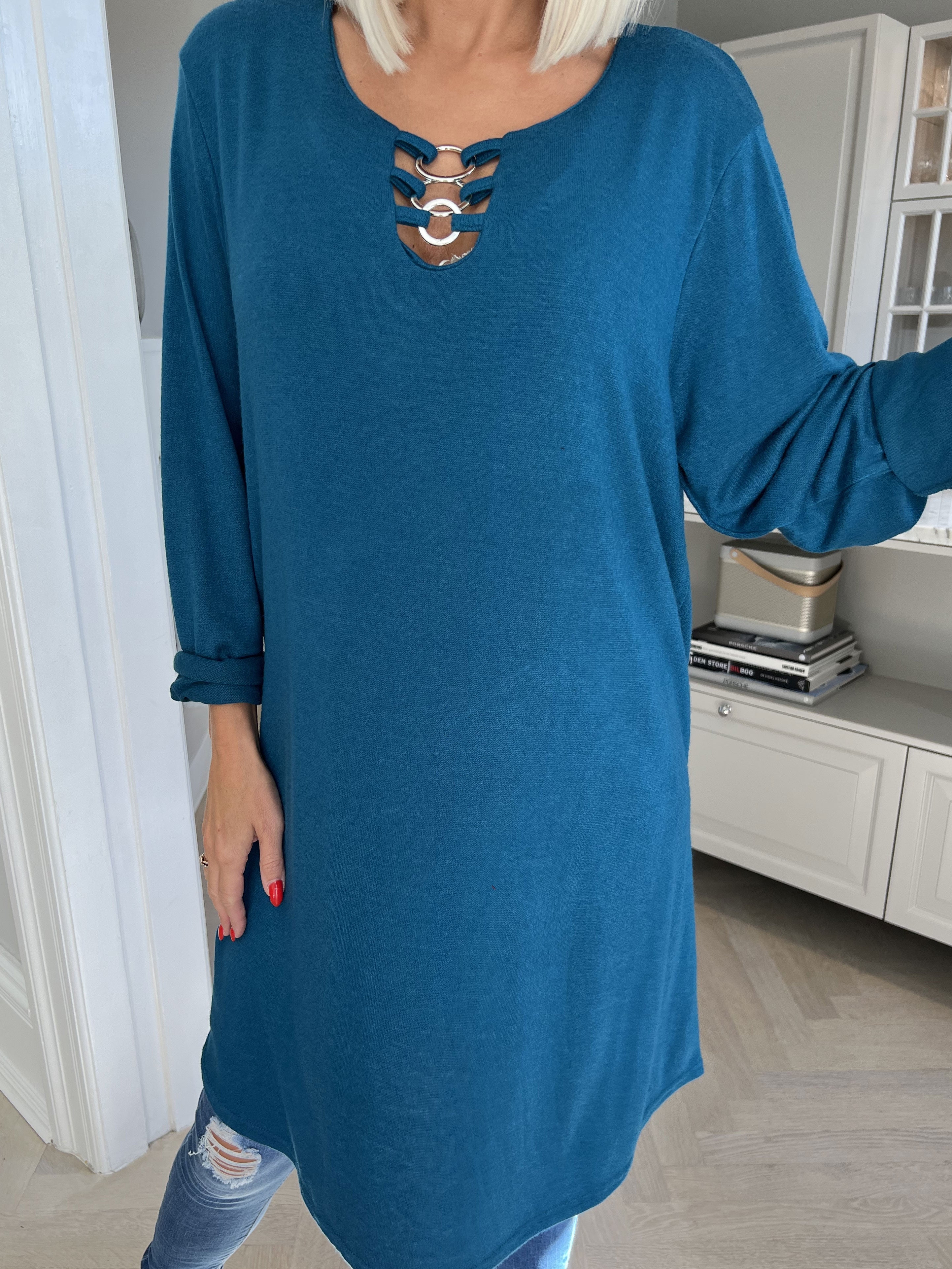 Sidsel - Härlig mjuk klänning med silverringar framtill