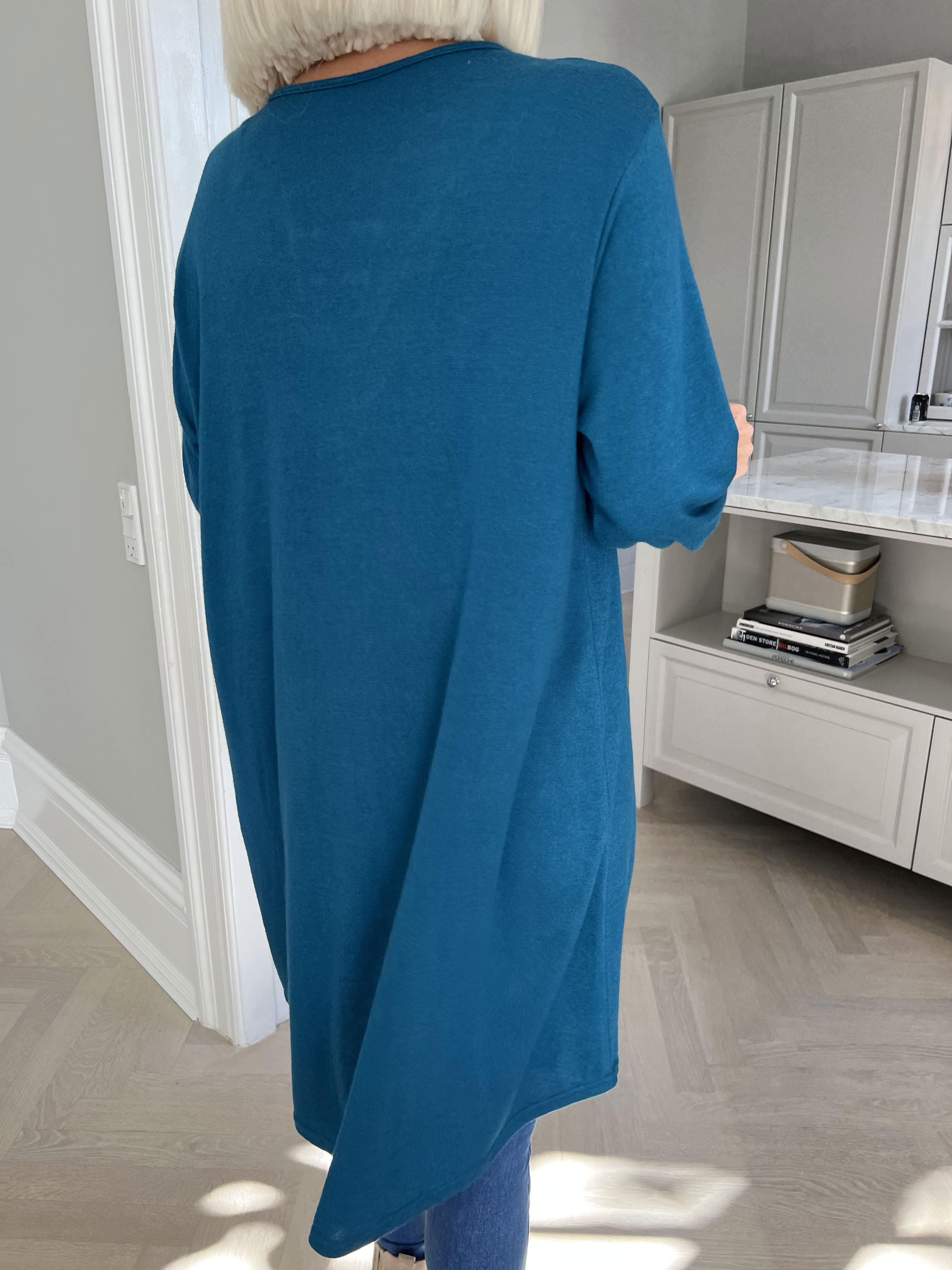 Sidsel - Härlig mjuk klänning med silverringar framtill