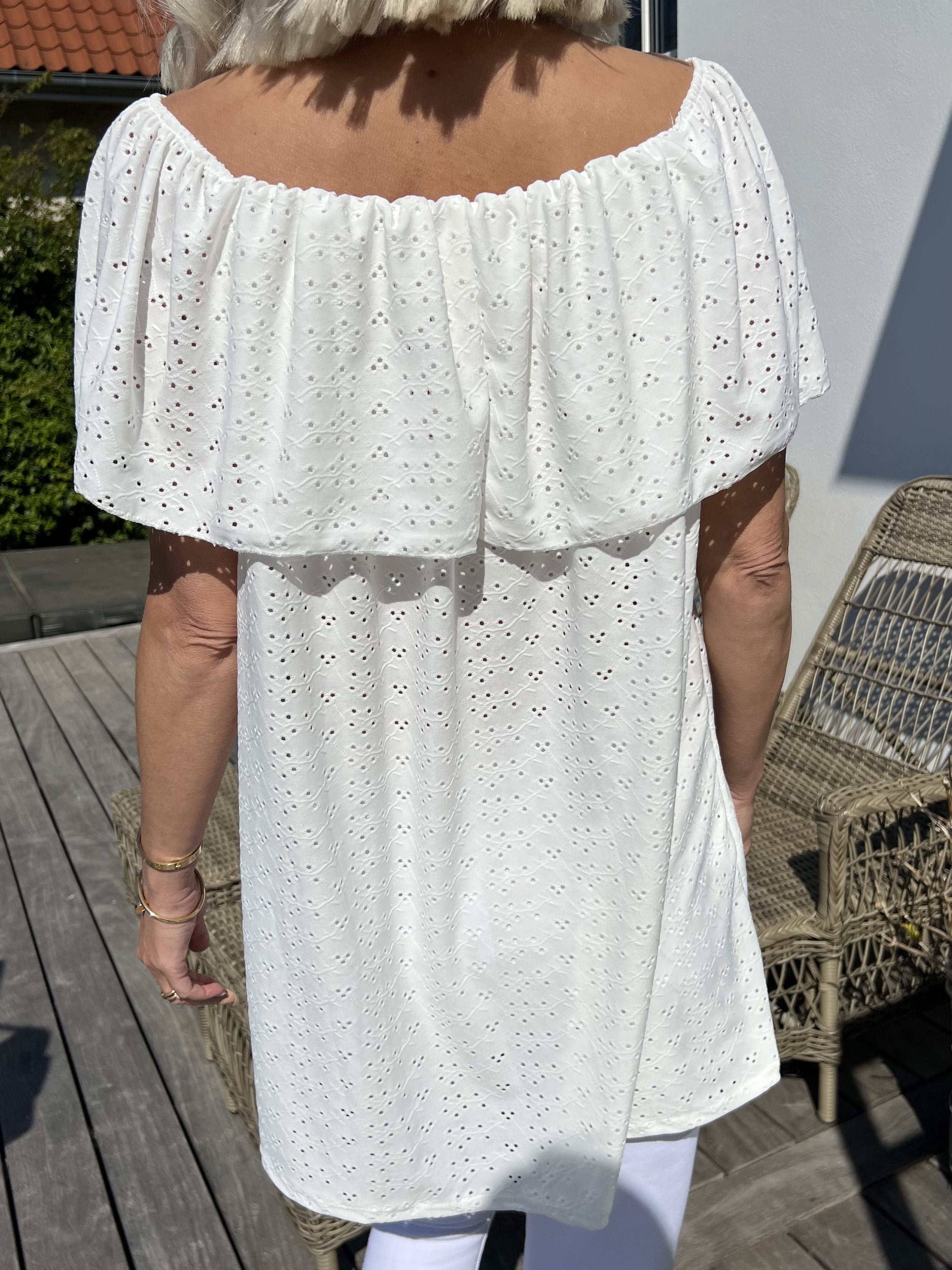 Sienna - Söt tunika med resår och broderi anglaise