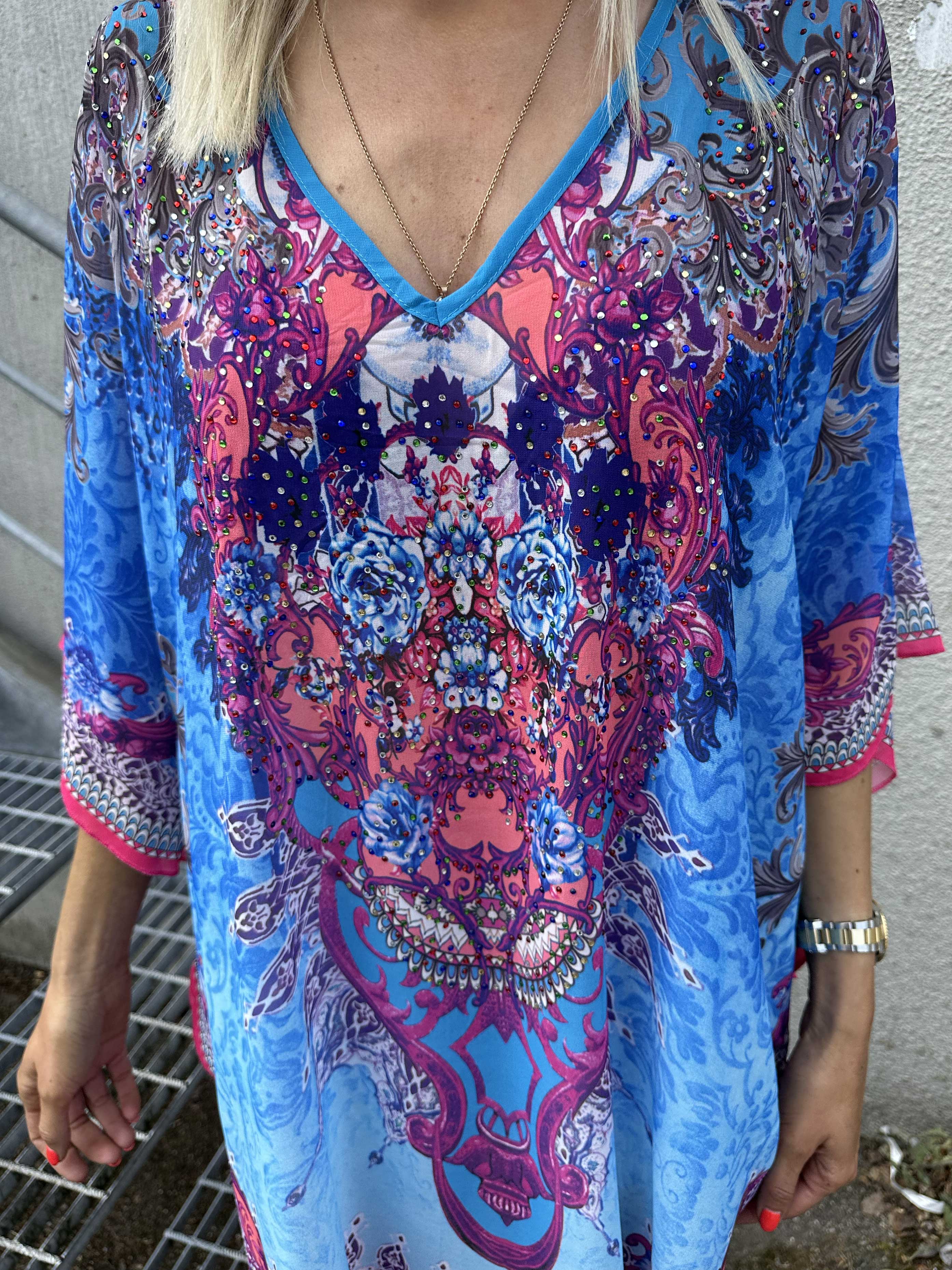 Sigga - Mönstrad halvtransparent tunika med mockabård - Blue/grey