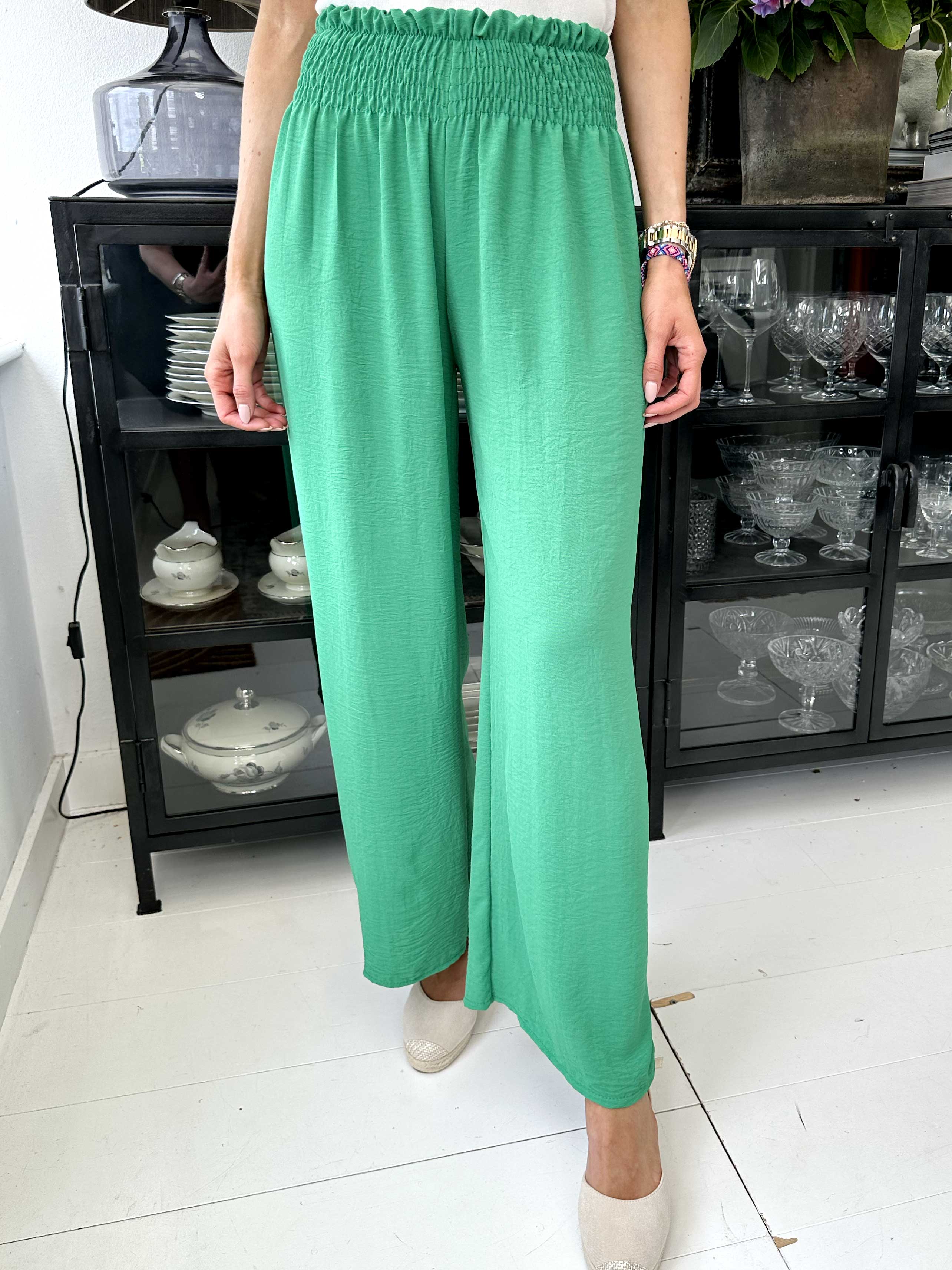 Signe - Lösa byxor med resår i midjan - Black