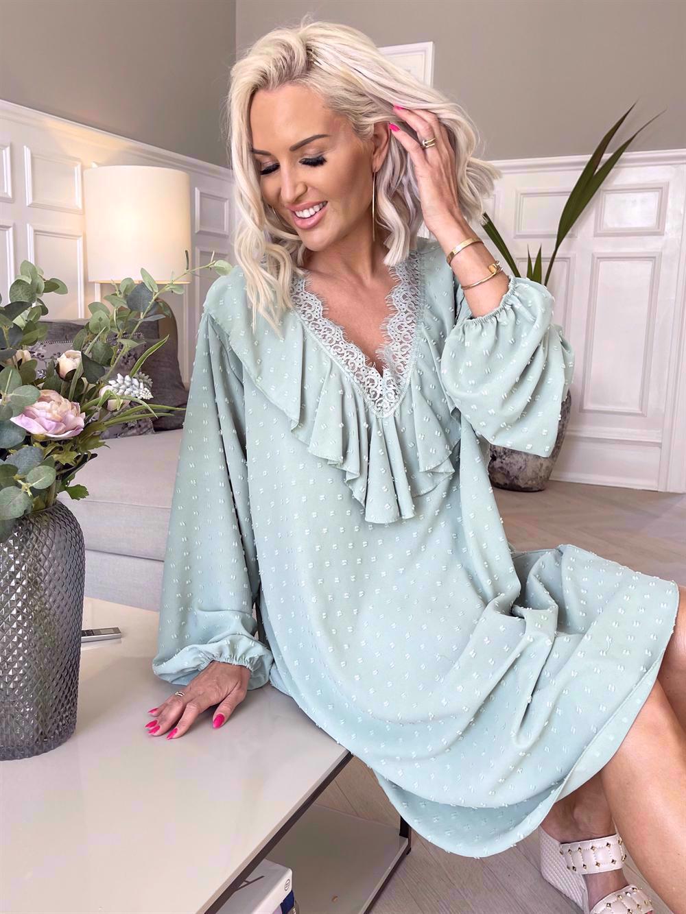 Simone dress - Klänning med spetskant och volanger