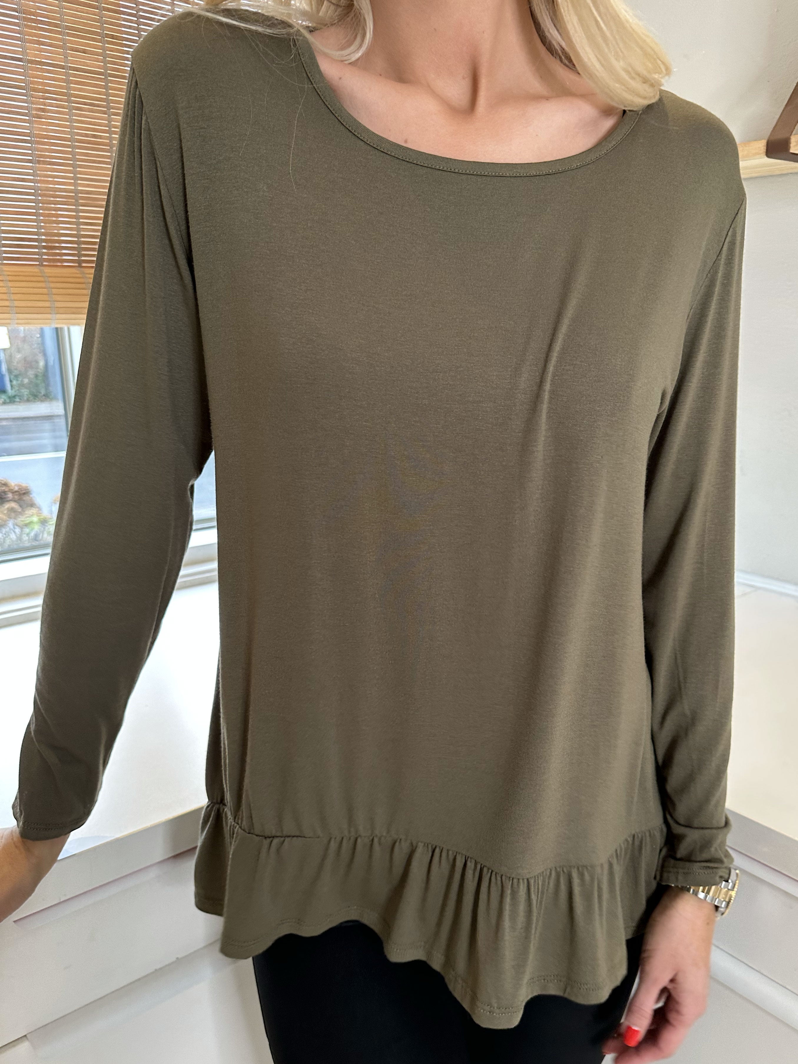 Sina - Mjuk basblus med volangkant