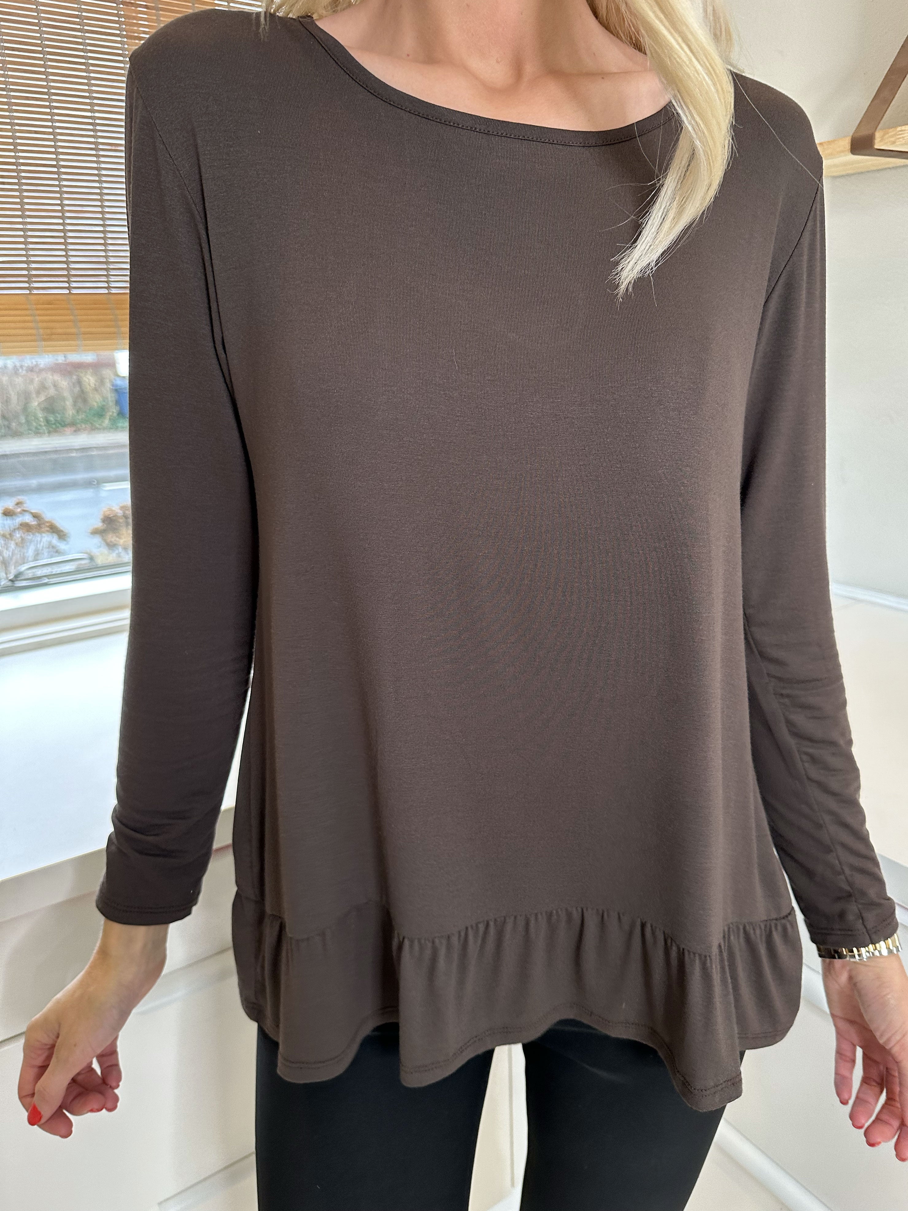 Sina - Mjuk basblus med volangkant