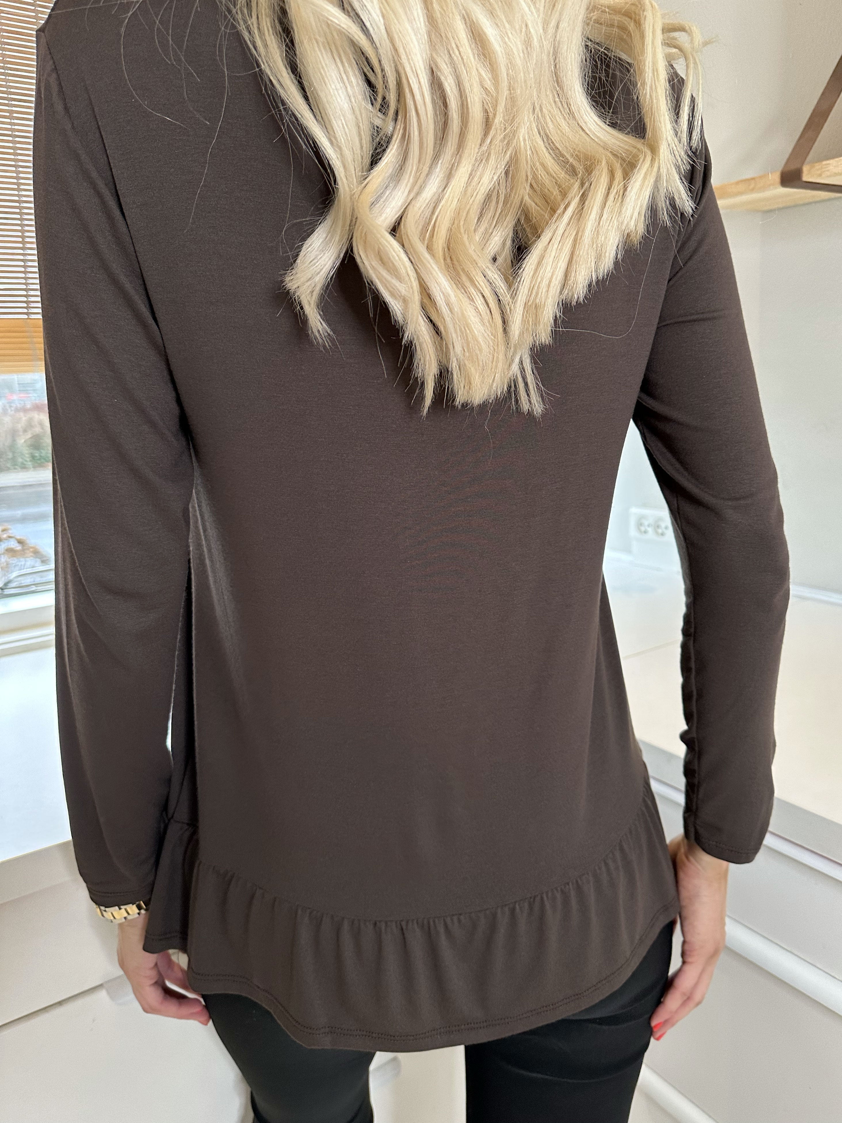 Sina - Mjuk basblus med volangkant