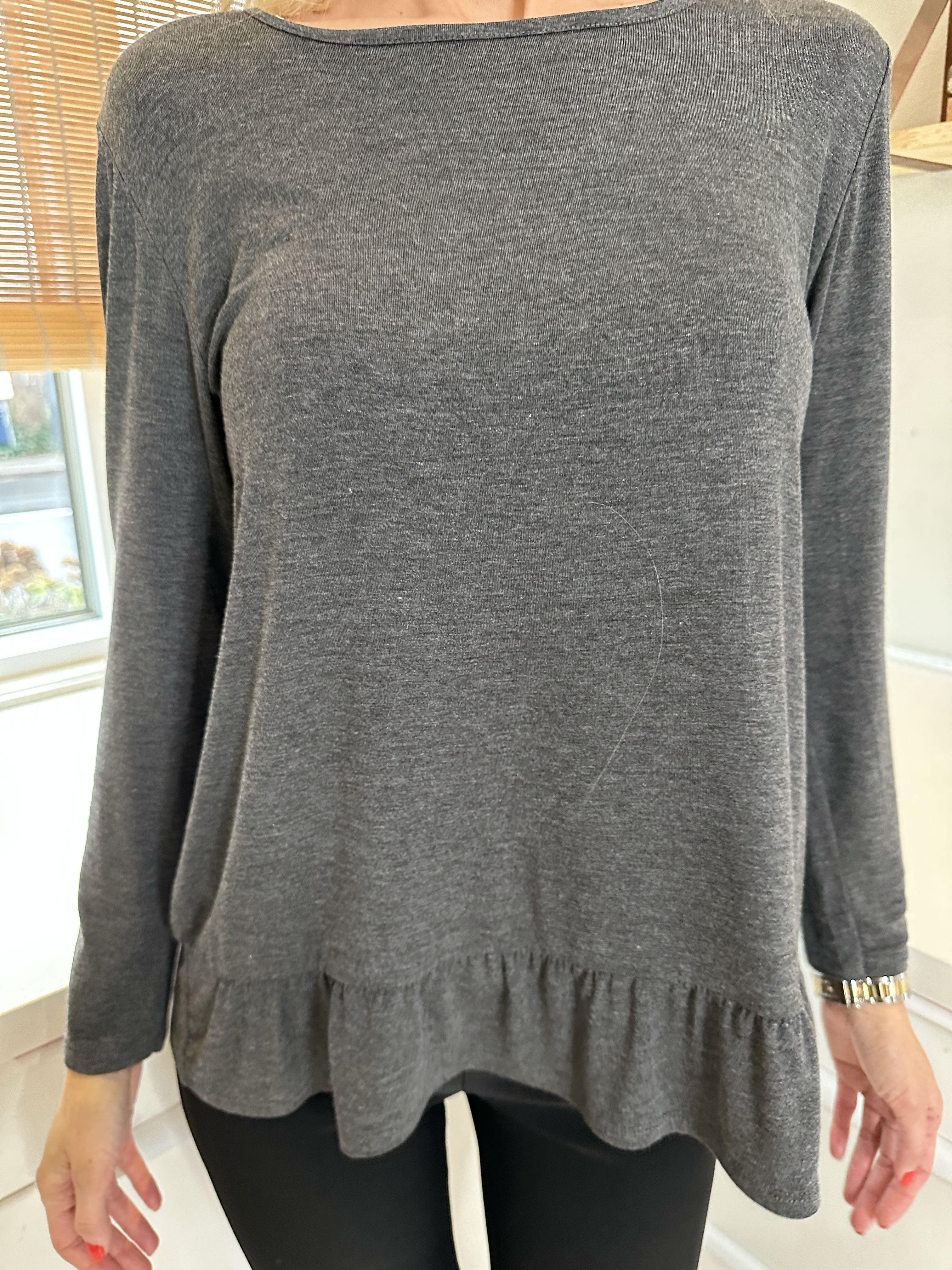 Sina - Mjuk basblus med volangkant