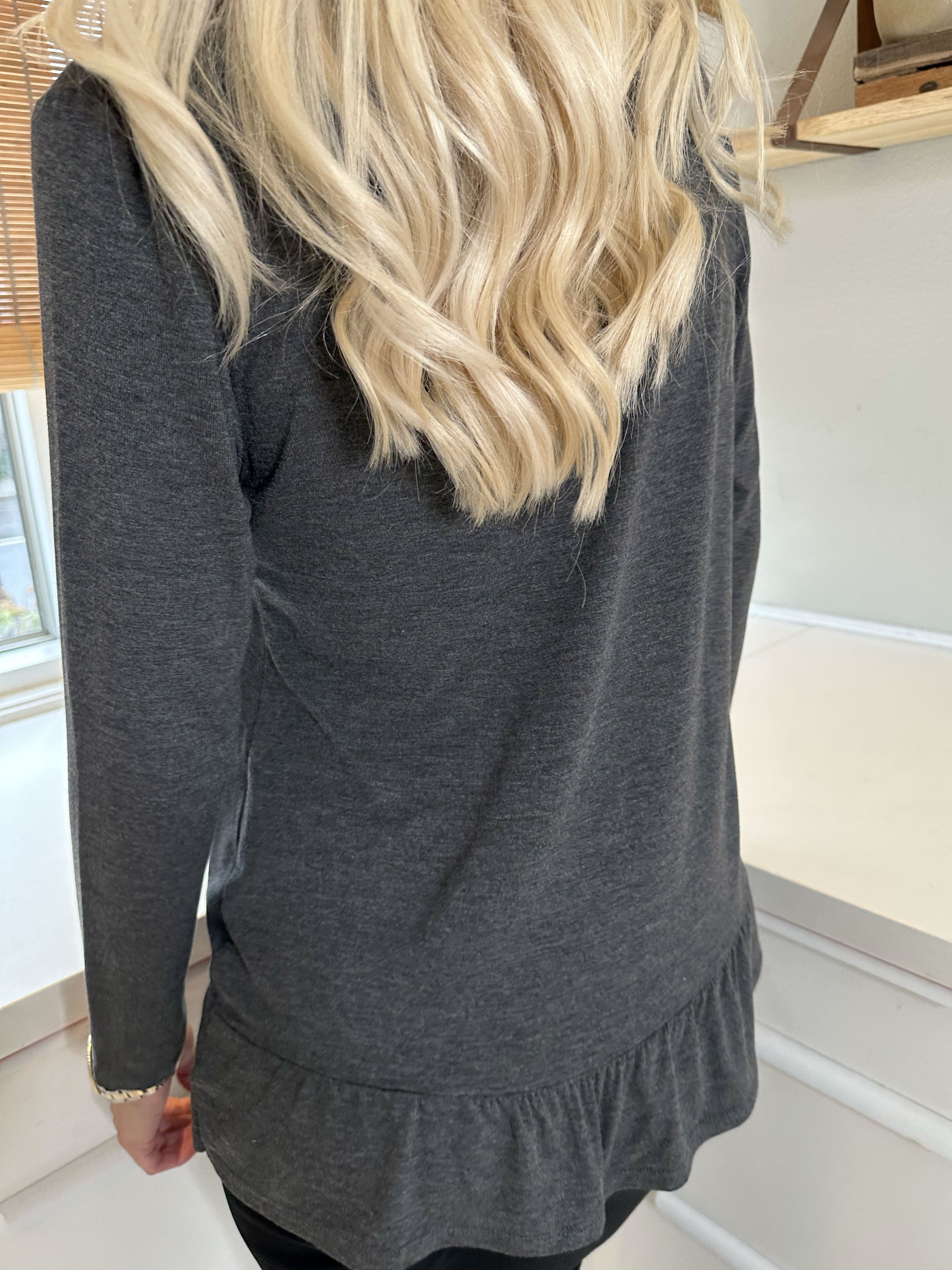 Sina - Mjuk basblus med volangkant