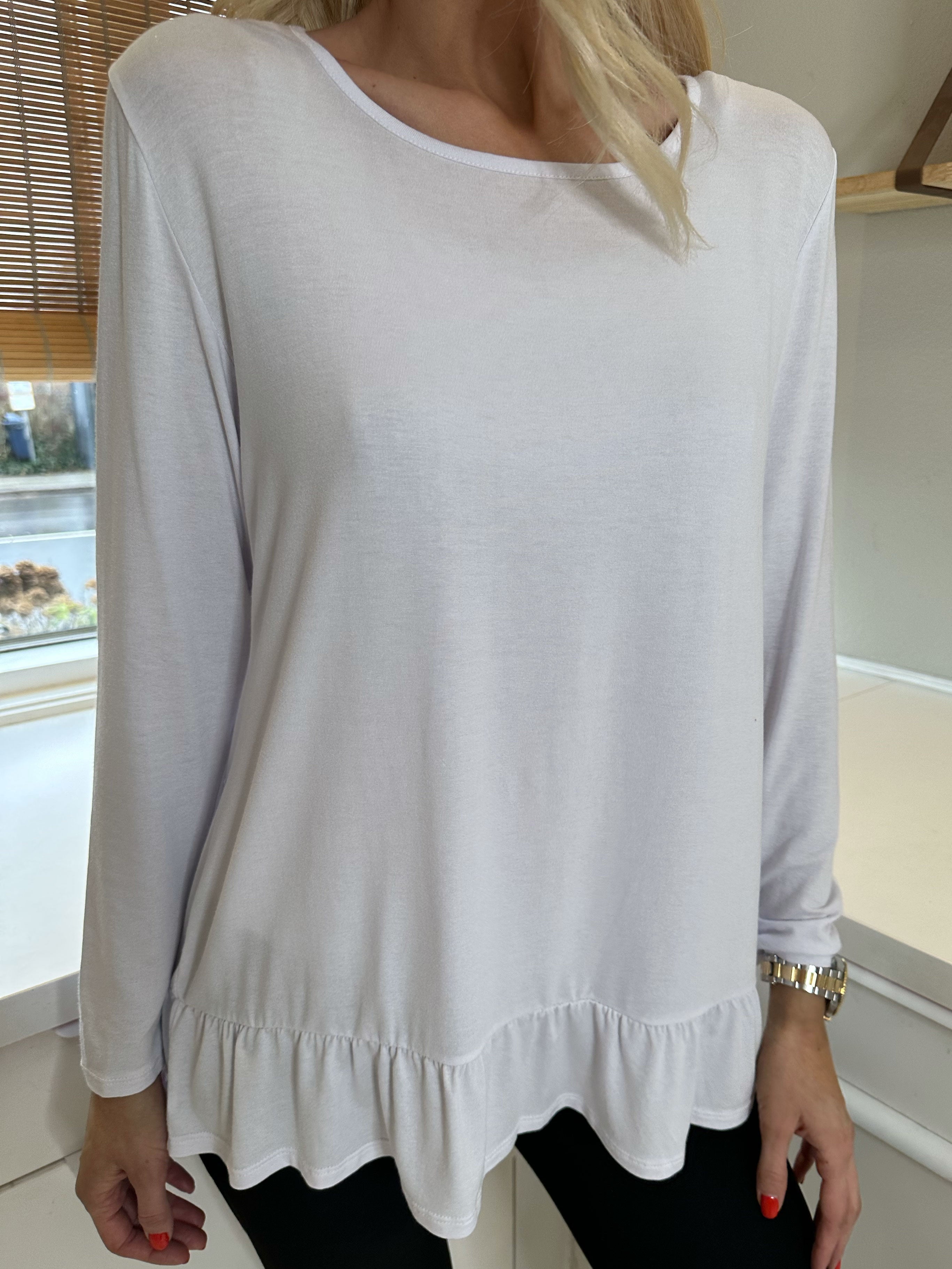 Sina - Mjuk basblus med volangkant